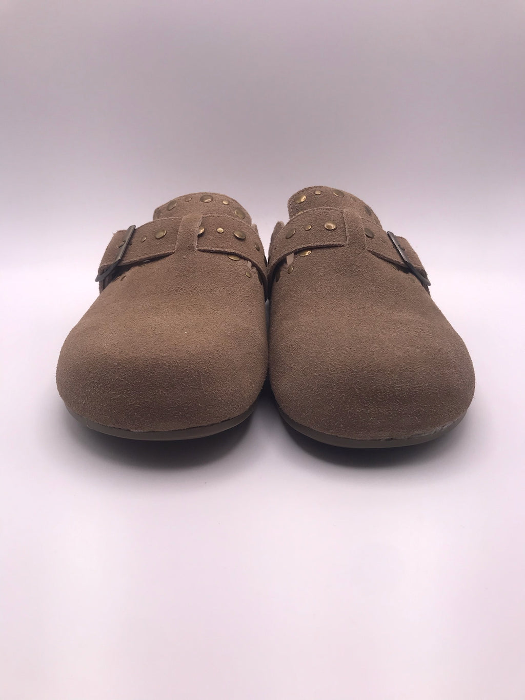 Socas de Camurça Bege Femininos Xti; Mules Confortáveis Estilo Boston com Fivela e Tachas; Chinelos Fechados Casuais de Verão