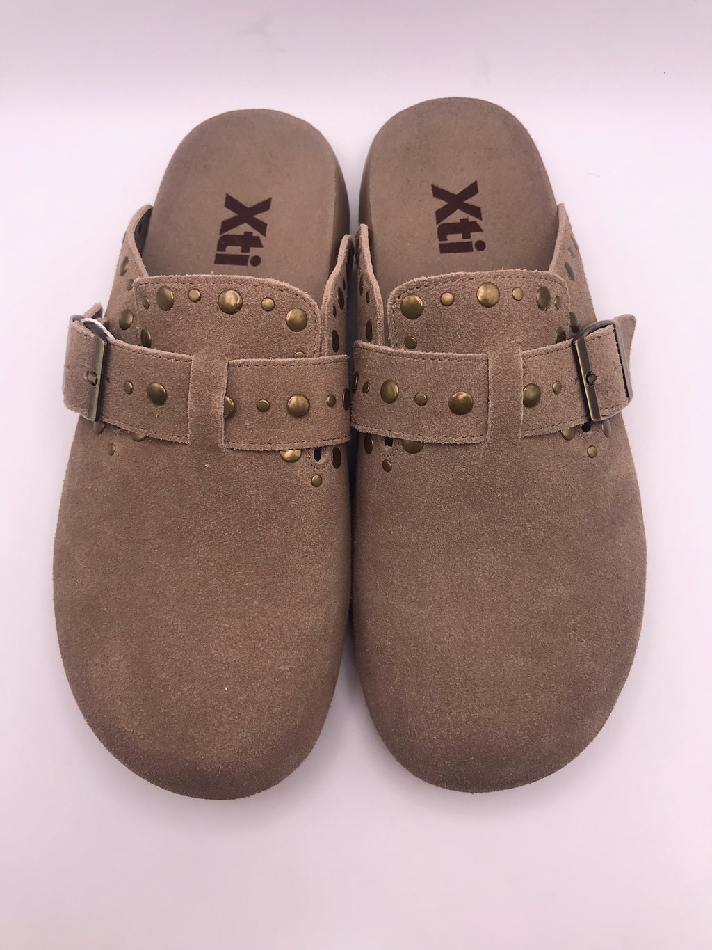 Socas de Camurça Bege Femininos Xti; Mules Confortáveis Estilo Boston com Fivela e Tachas; Chinelos Fechados Casuais de Verão