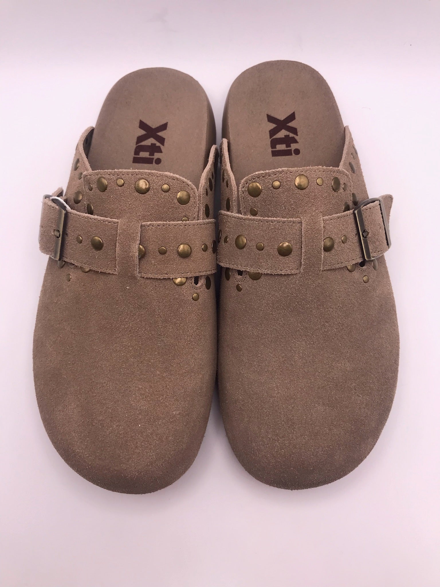 Socas de Camurça Bege Femininos Xti; Mules Confortáveis Estilo Boston com Fivela e Tachas; Chinelos Fechados Casuais de Verão