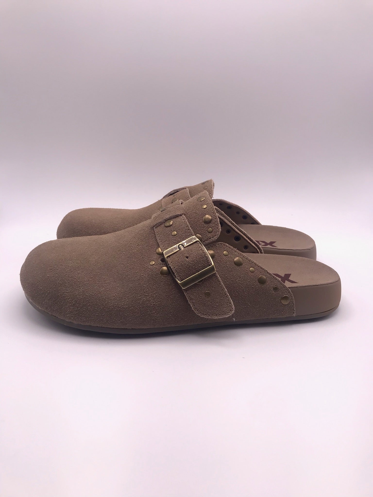 Socas de Camurça Bege Femininos Xti; Mules Confortáveis Estilo Boston com Fivela e Tachas; Chinelos Fechados Casuais de Verão