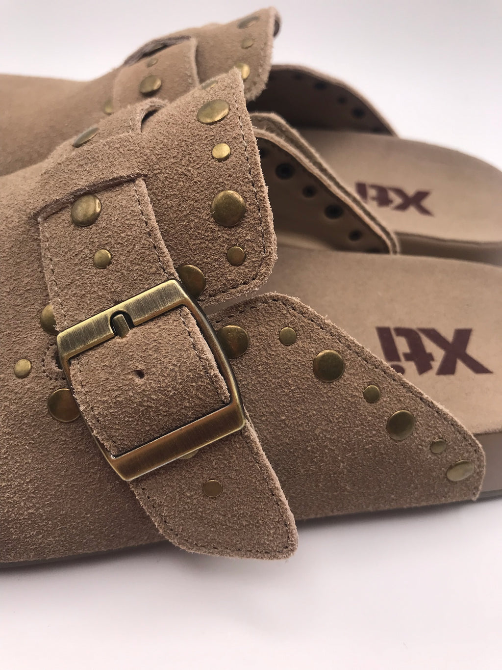 Socas de Camurça Bege Femininos Xti; Mules Confortáveis Estilo Boston com Fivela e Tachas; Chinelos Fechados Casuais de Verão