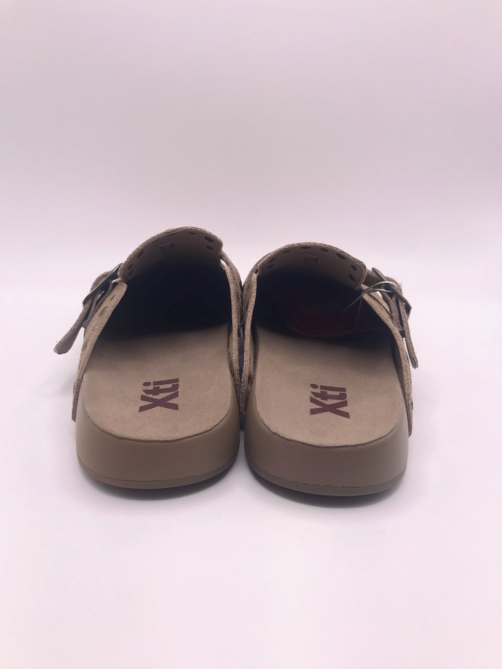 Socas de Camurça Bege Femininos Xti; Mules Confortáveis Estilo Boston com Fivela e Tachas; Chinelos Fechados Casuais de Verão