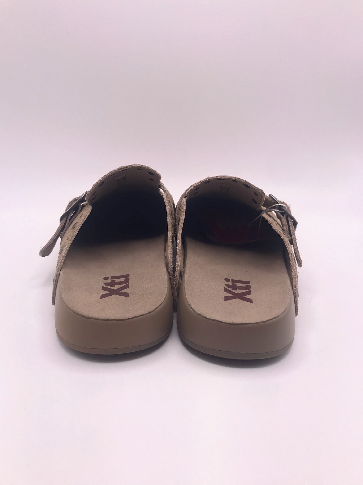 Socas de Camurça Bege Femininos Xti; Mules Confortáveis Estilo Boston com Fivela e Tachas; Chinelos Fechados Casuais de Verão