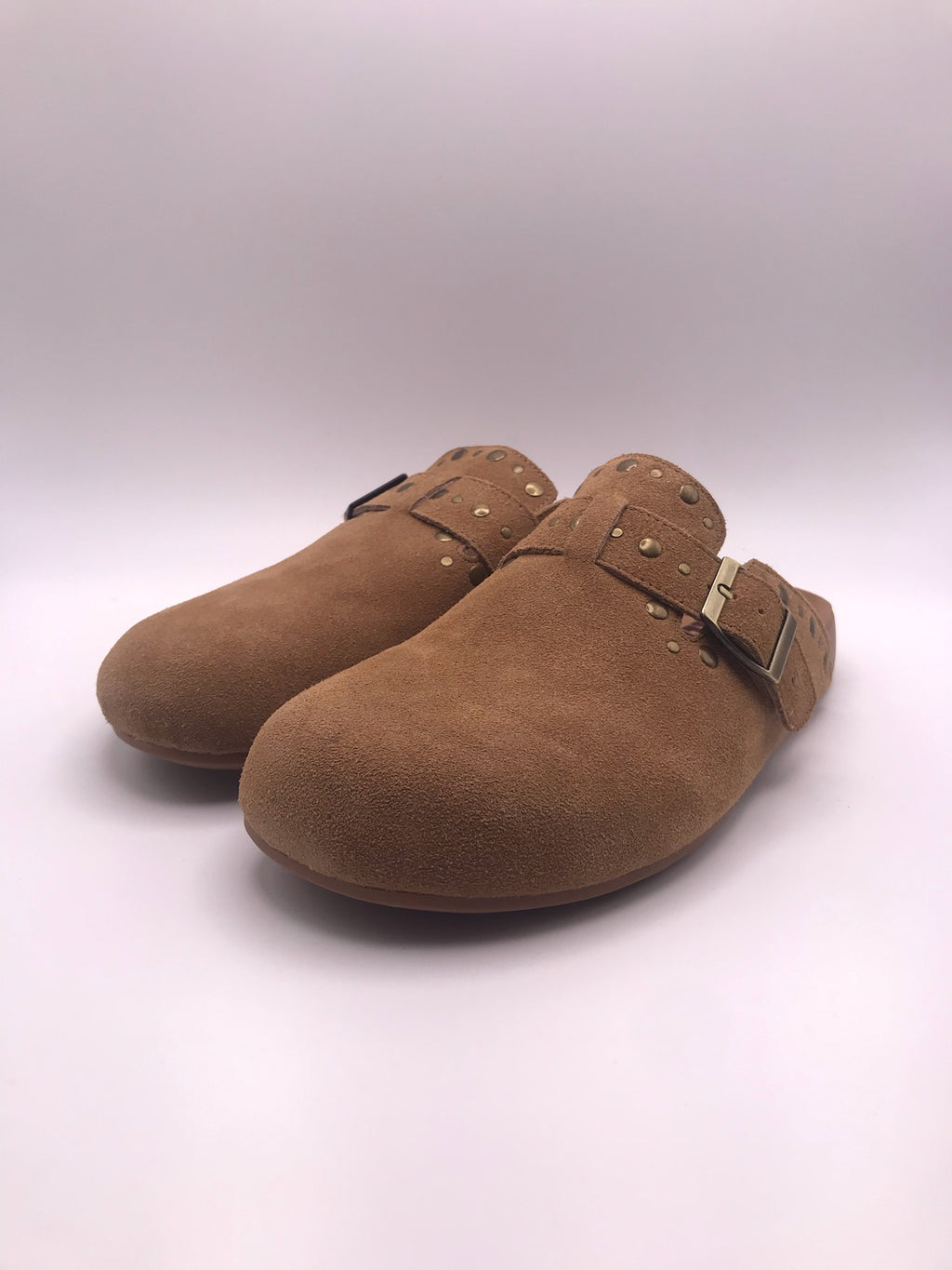Socas de Camurça Castanho Camel Femininos Xti; Mules Confortáveis Estilo Boston com Fivela e Tachas; Chinelos Fechados Casuais de Verão