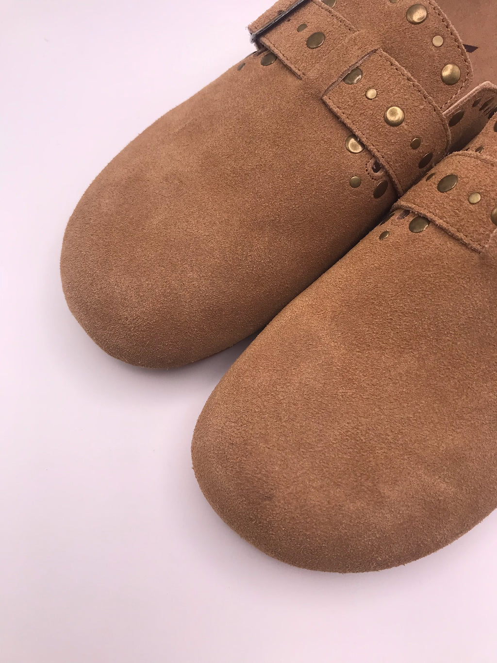 Socas de Camurça Castanho Camel Femininos Xti; Mules Confortáveis Estilo Boston com Fivela e Tachas; Chinelos Fechados Casuais de Verão