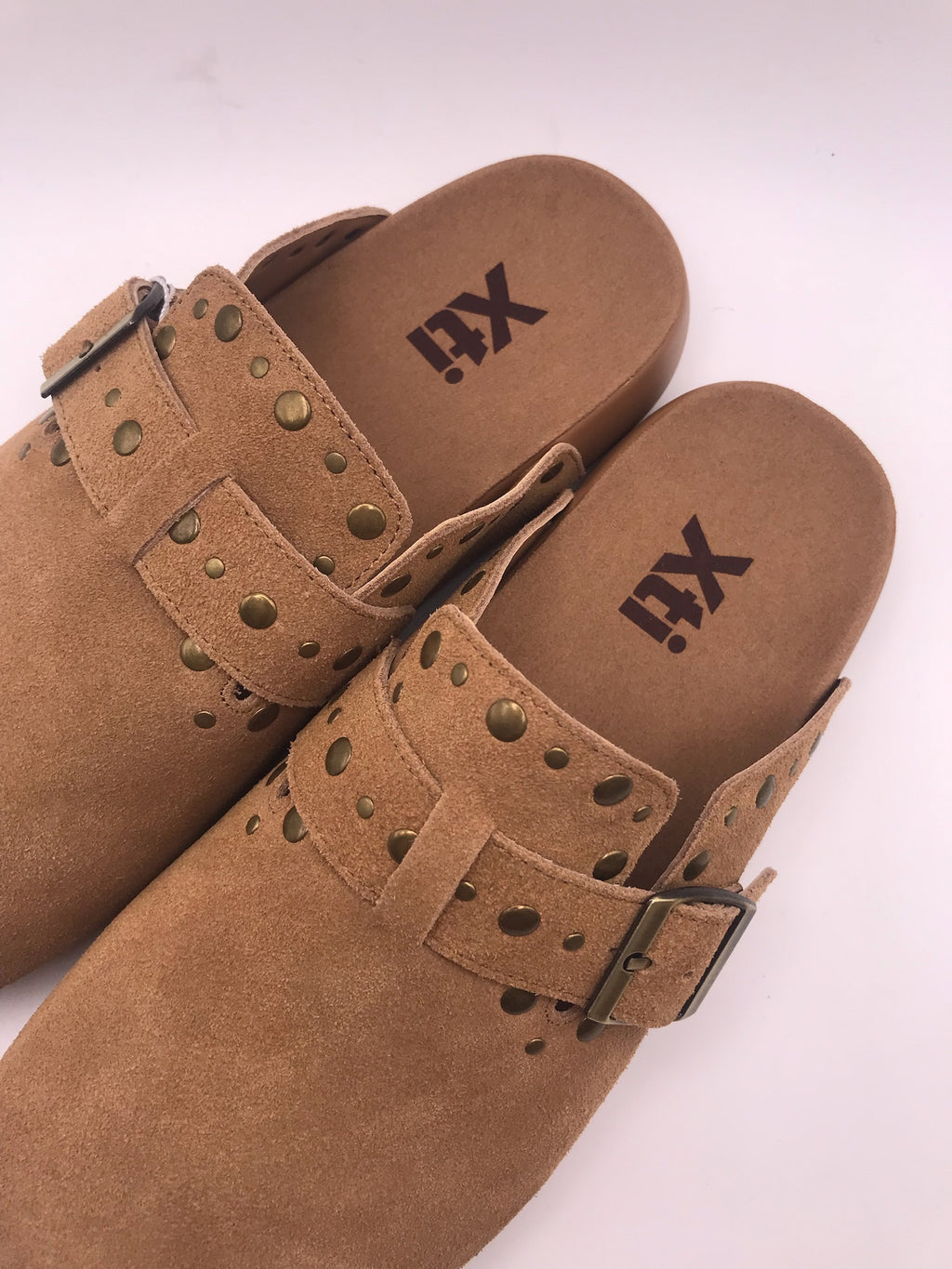 Socas de Camurça Castanho Camel Femininos Xti; Mules Confortáveis Estilo Boston com Fivela e Tachas; Chinelos Fechados Casuais de Verão
