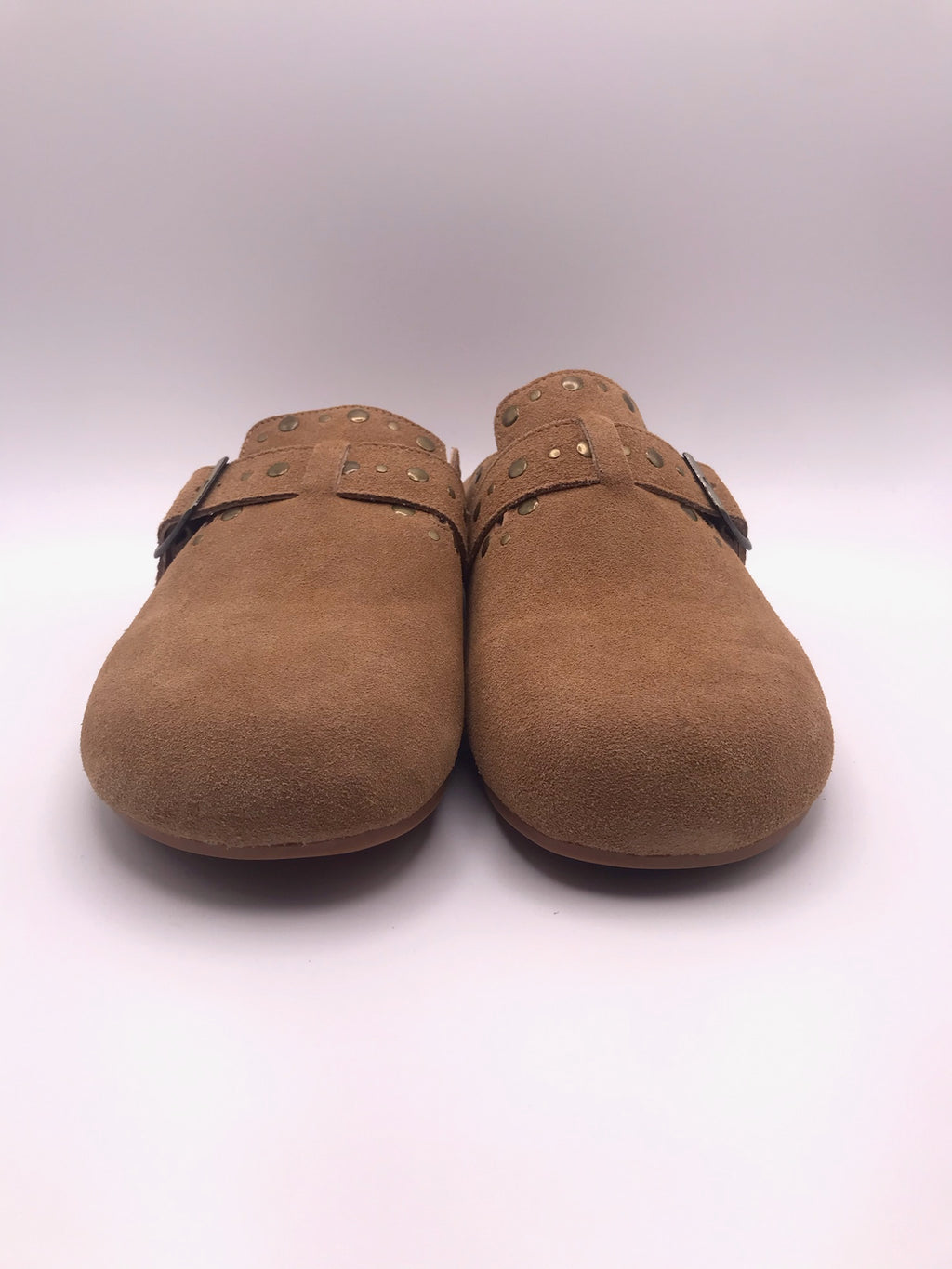 Socas de Camurça Castanho Camel Femininos Xti; Mules Confortáveis Estilo Boston com Fivela e Tachas; Chinelos Fechados Casuais de Verão