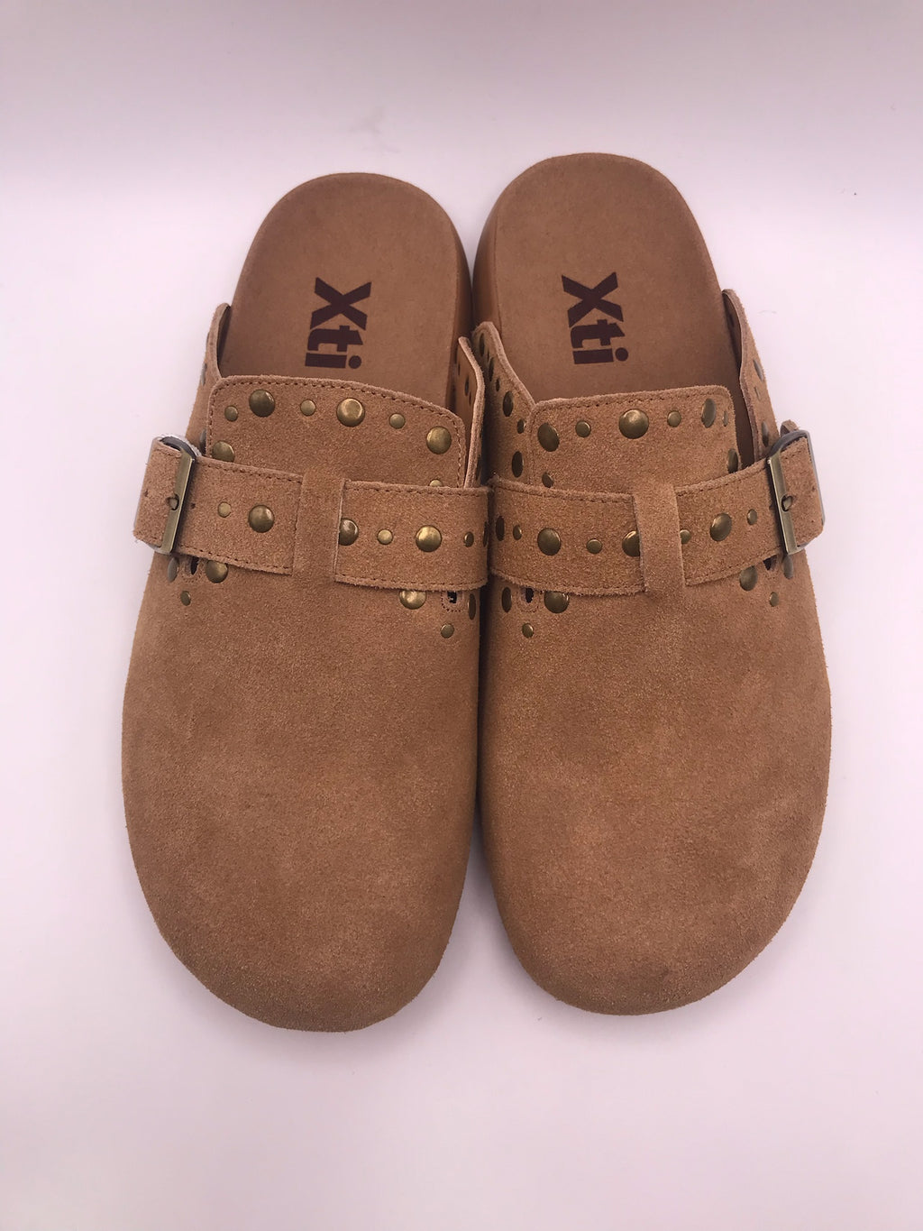 Socas de Camurça Castanho Camel Femininos Xti; Mules Confortáveis Estilo Boston com Fivela e Tachas; Chinelos Fechados Casuais de Verão