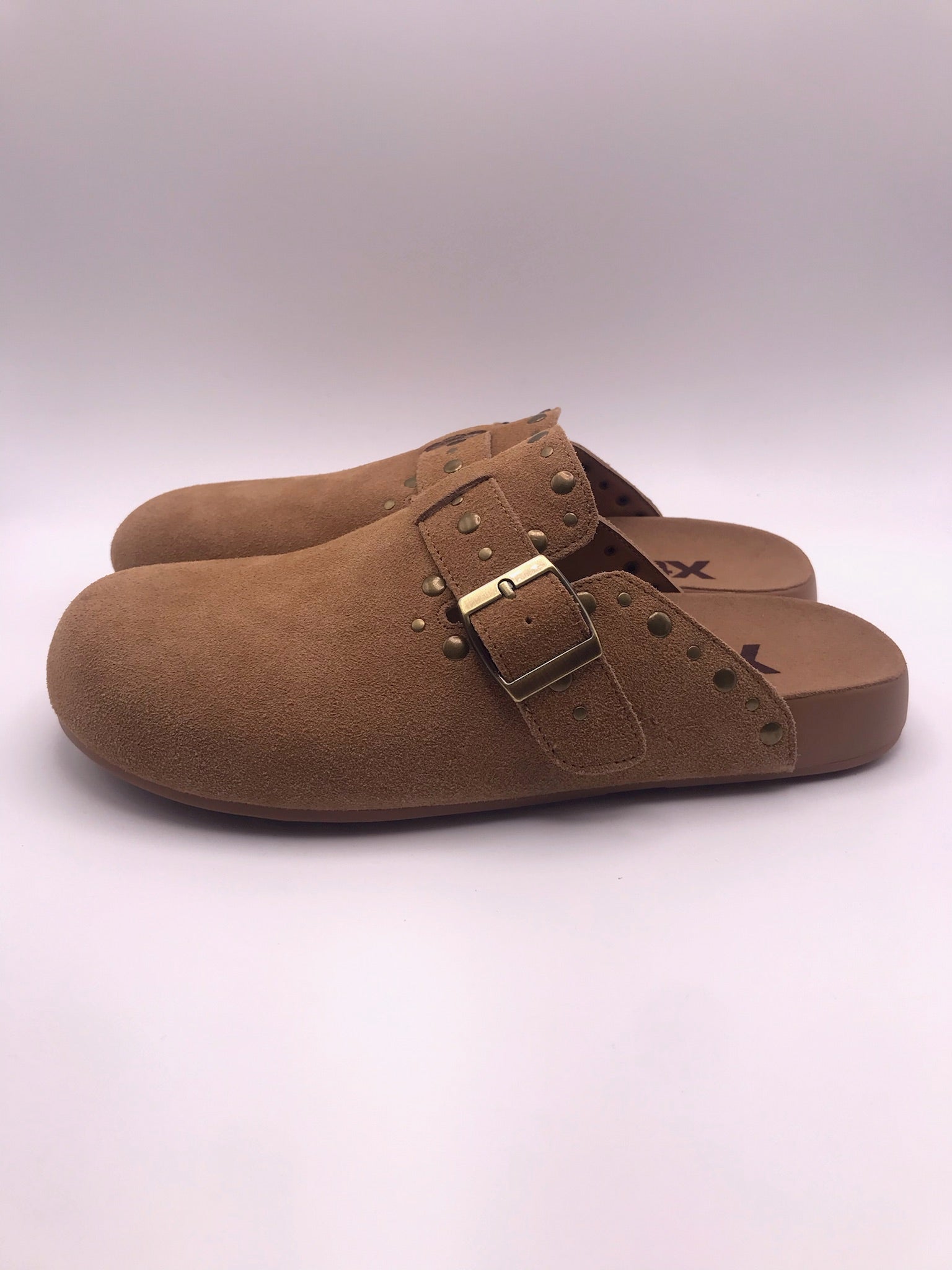 Socas de Camurça Castanho Camel Femininos Xti; Mules Confortáveis Estilo Boston com Fivela e Tachas; Chinelos Fechados Casuais de Verão