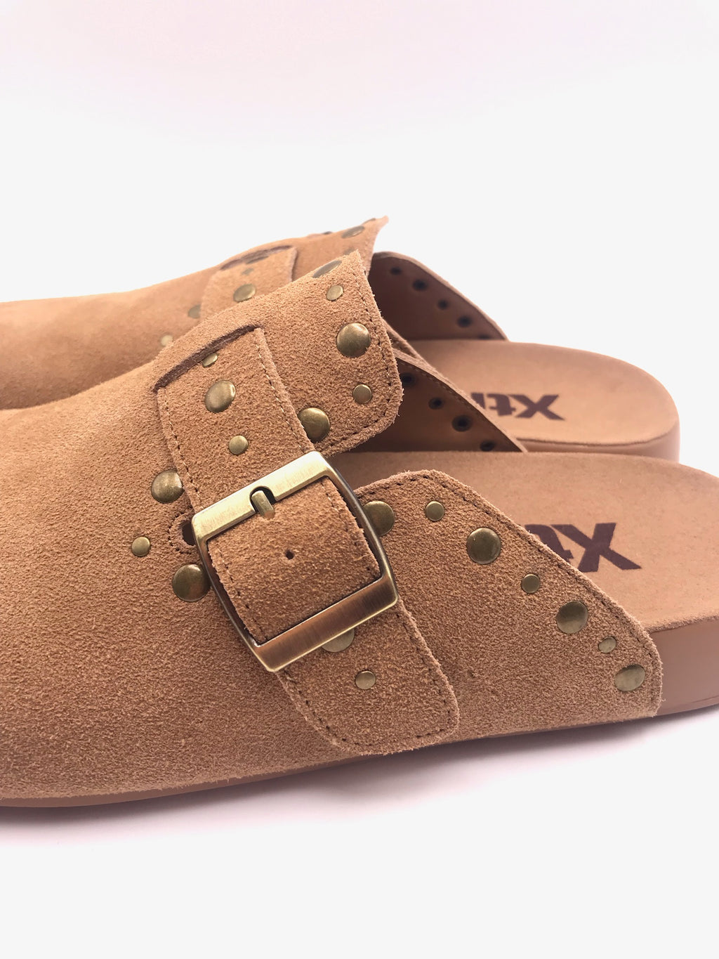 Socas de Camurça Castanho Camel Femininos Xti; Mules Confortáveis Estilo Boston com Fivela e Tachas; Chinelos Fechados Casuais de Verão