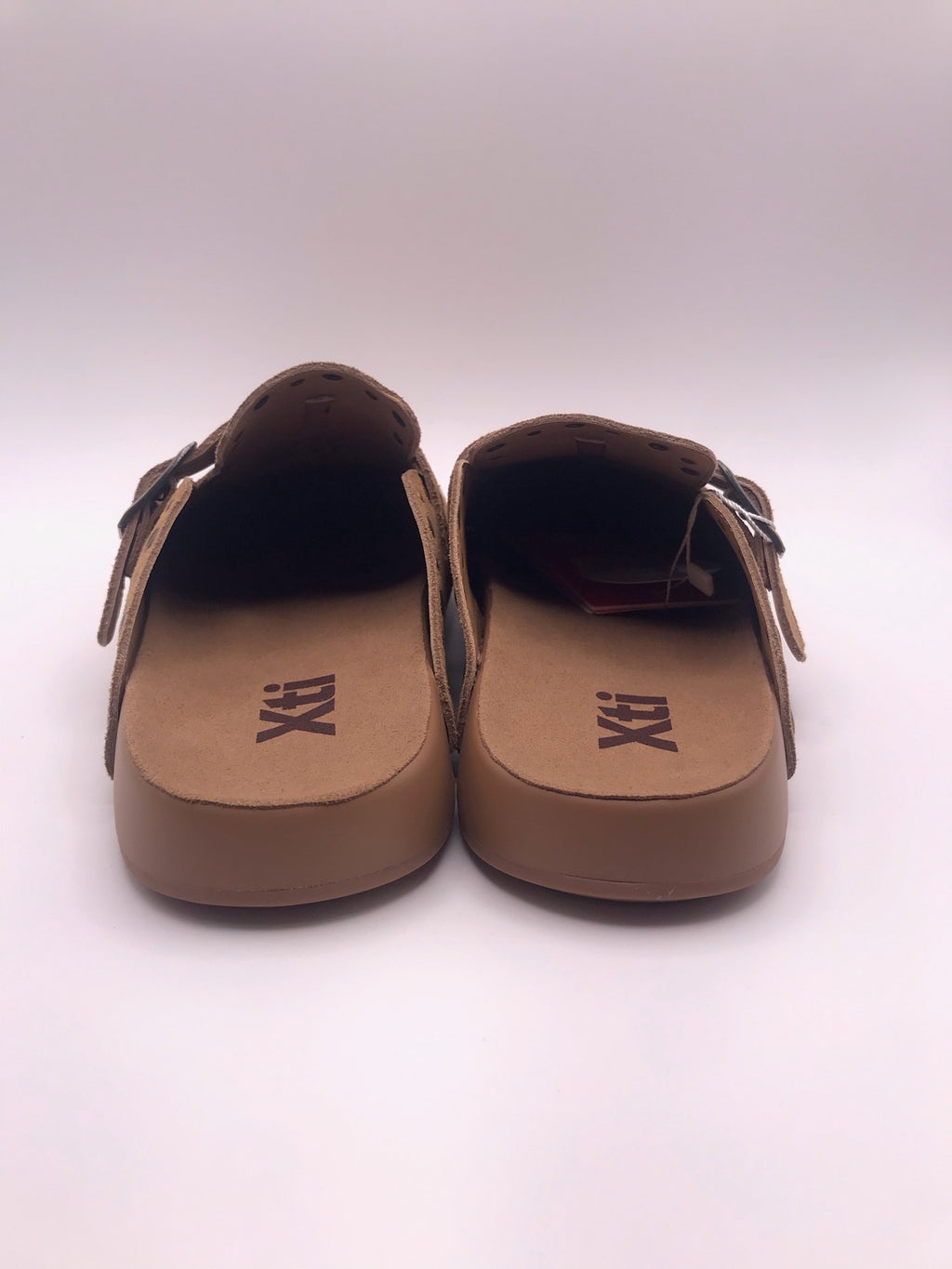 Socas de Camurça Castanho Camel Femininos Xti; Mules Confortáveis Estilo Boston com Fivela e Tachas; Chinelos Fechados Casuais de Verão