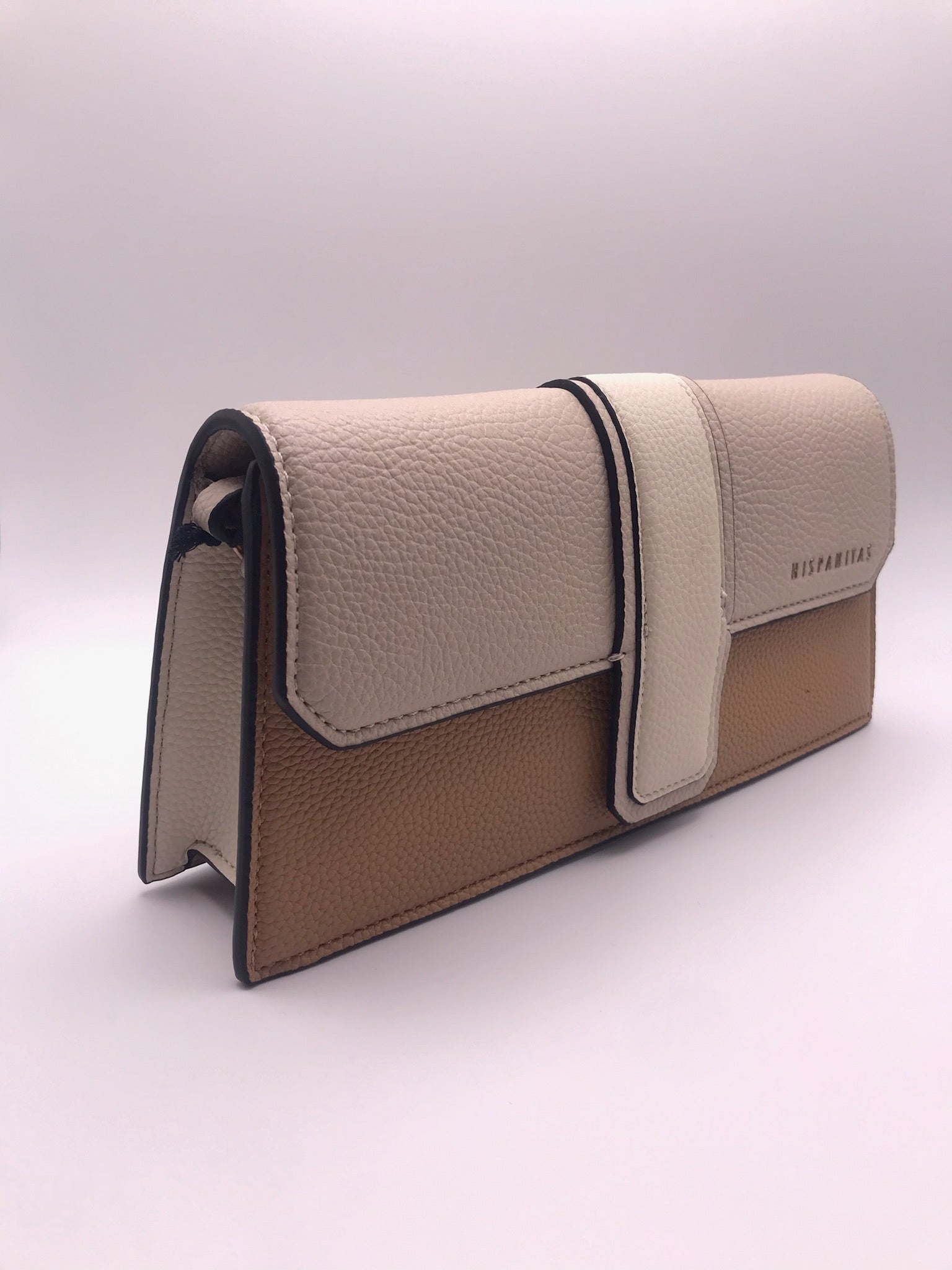 BOLSA CLUTCH HISPANITAS CREME CASTANHO CARAMELO COURO LOGO BORDADO