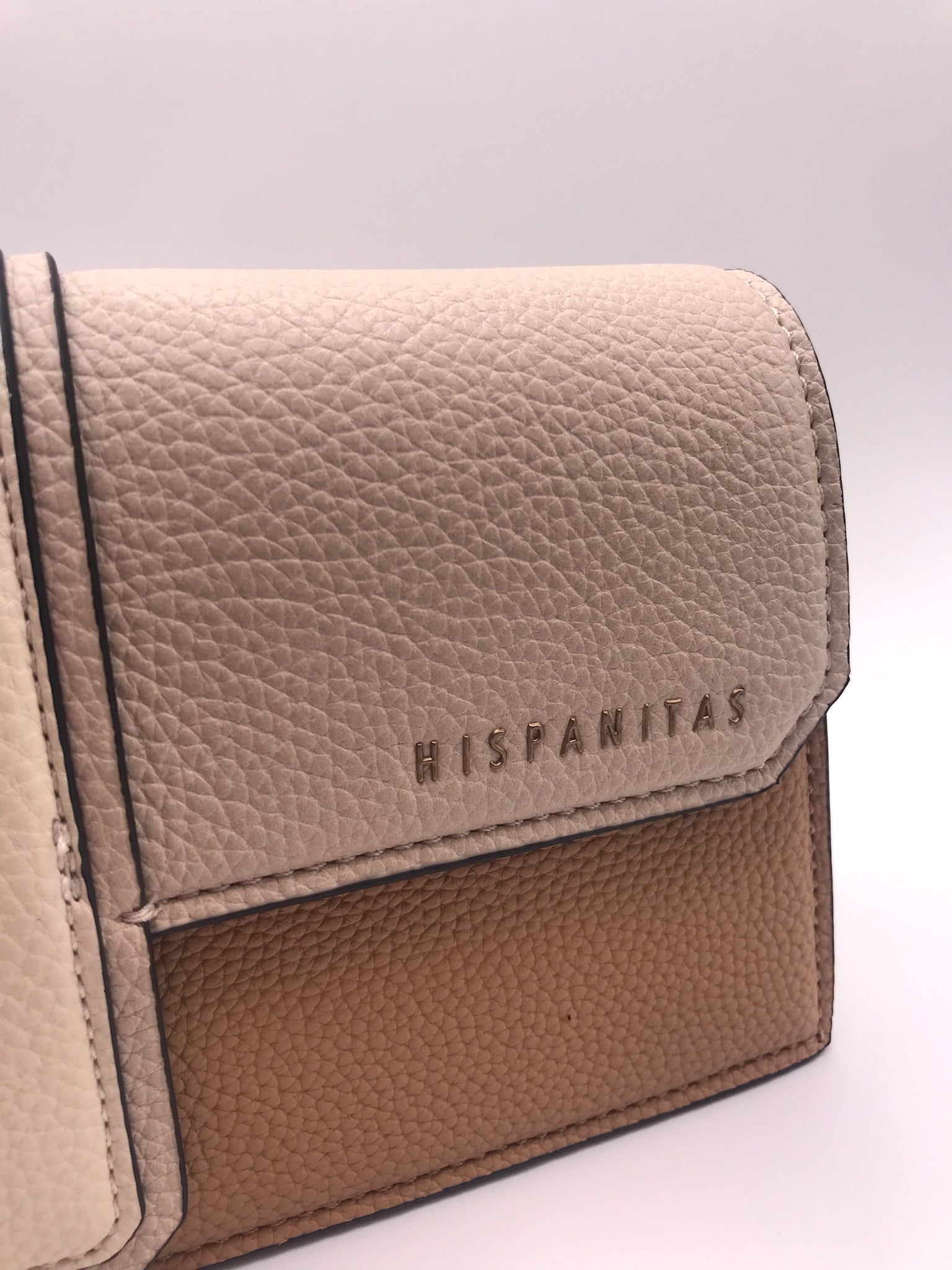 BOLSA CLUTCH HISPANITAS CREME CASTANHO CARAMELO COURO LOGO BORDADO