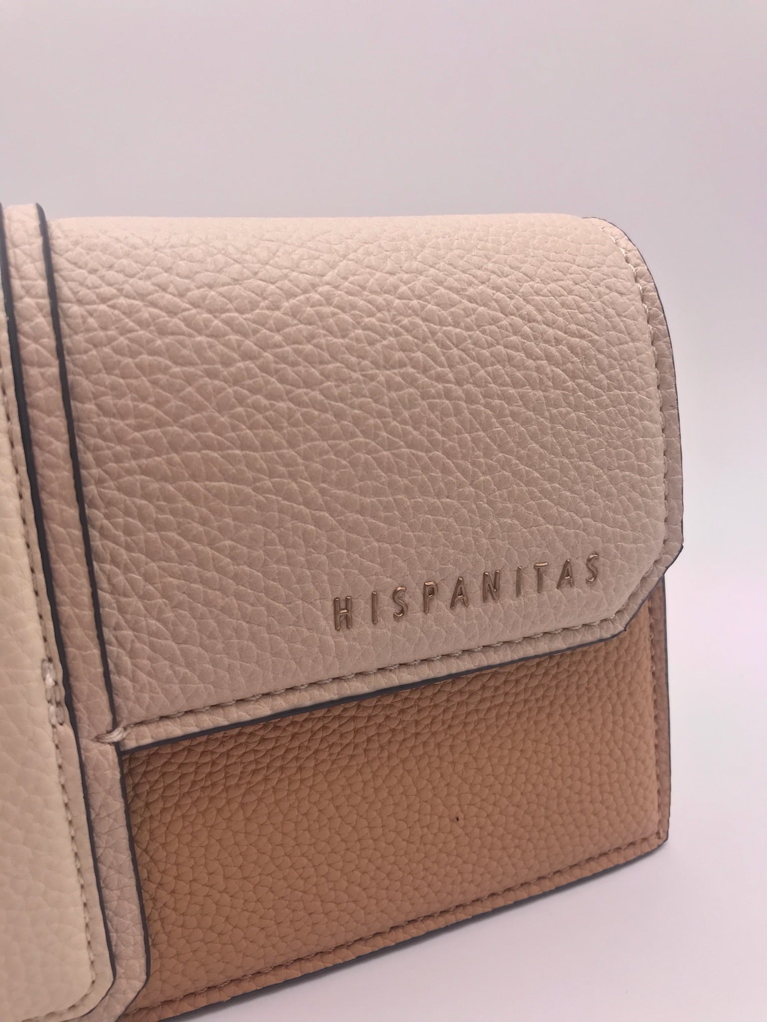 BOLSA CLUTCH HISPANITAS CREME CASTANHO CARAMELO COURO LOGO BORDADO