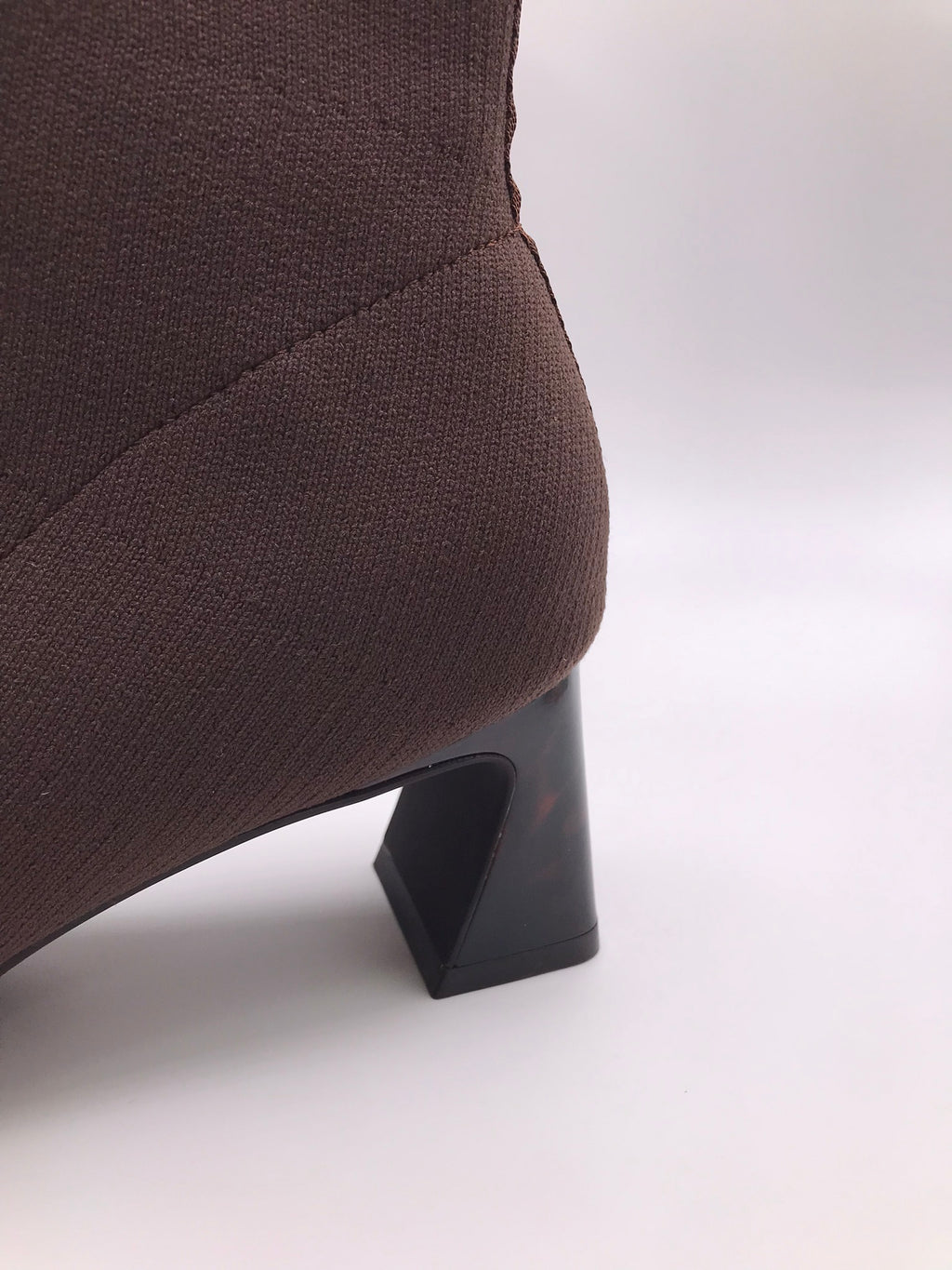 BOTA QUADRADA GIOSEPPO CASTANHO ESCURO TECIDO CANELADO SALTO COM DETALHES