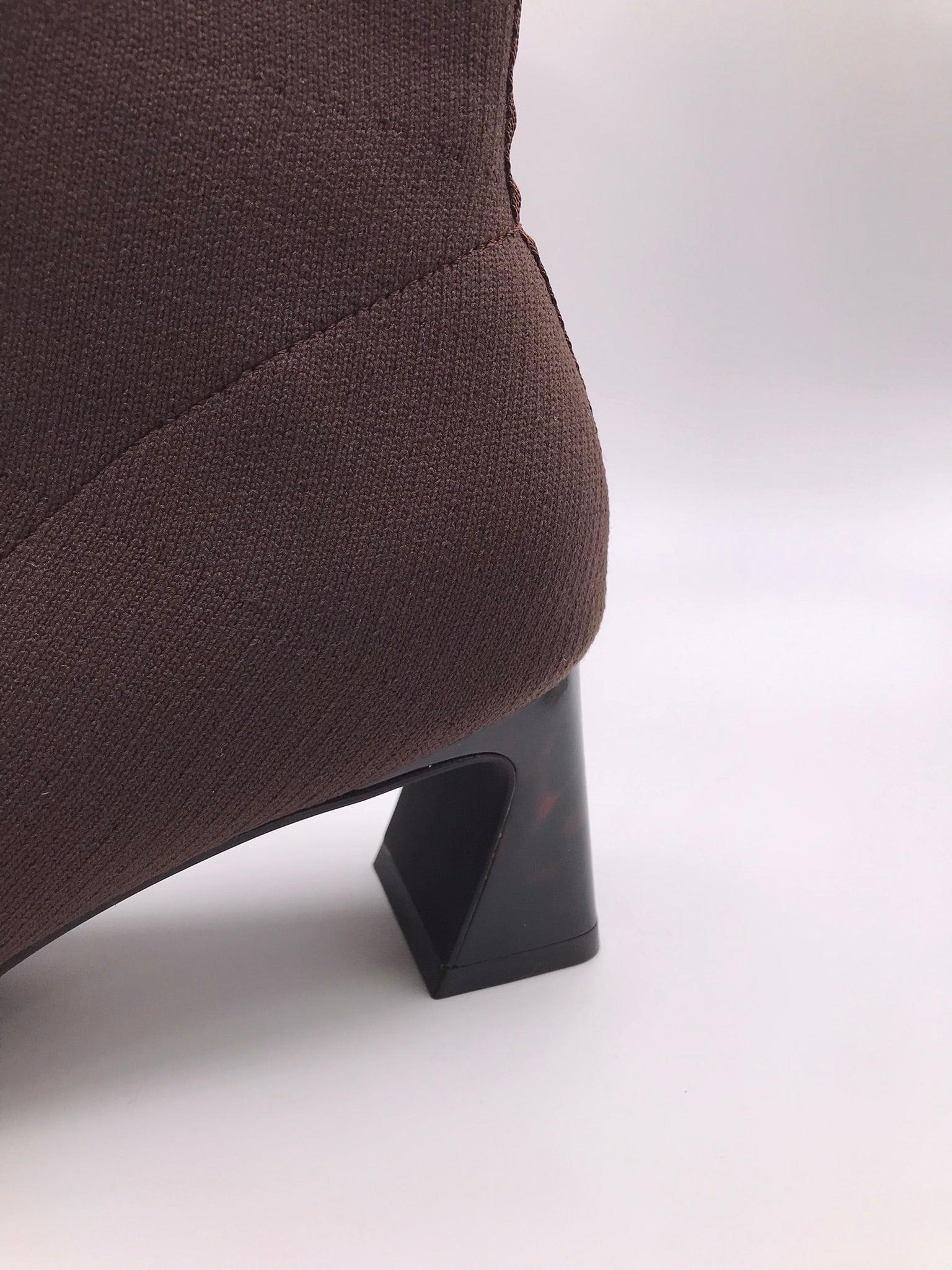 BOTA QUADRADA GIOSEPPO CASTANHO ESCURO TECIDO CANELADO SALTO COM DETALHES