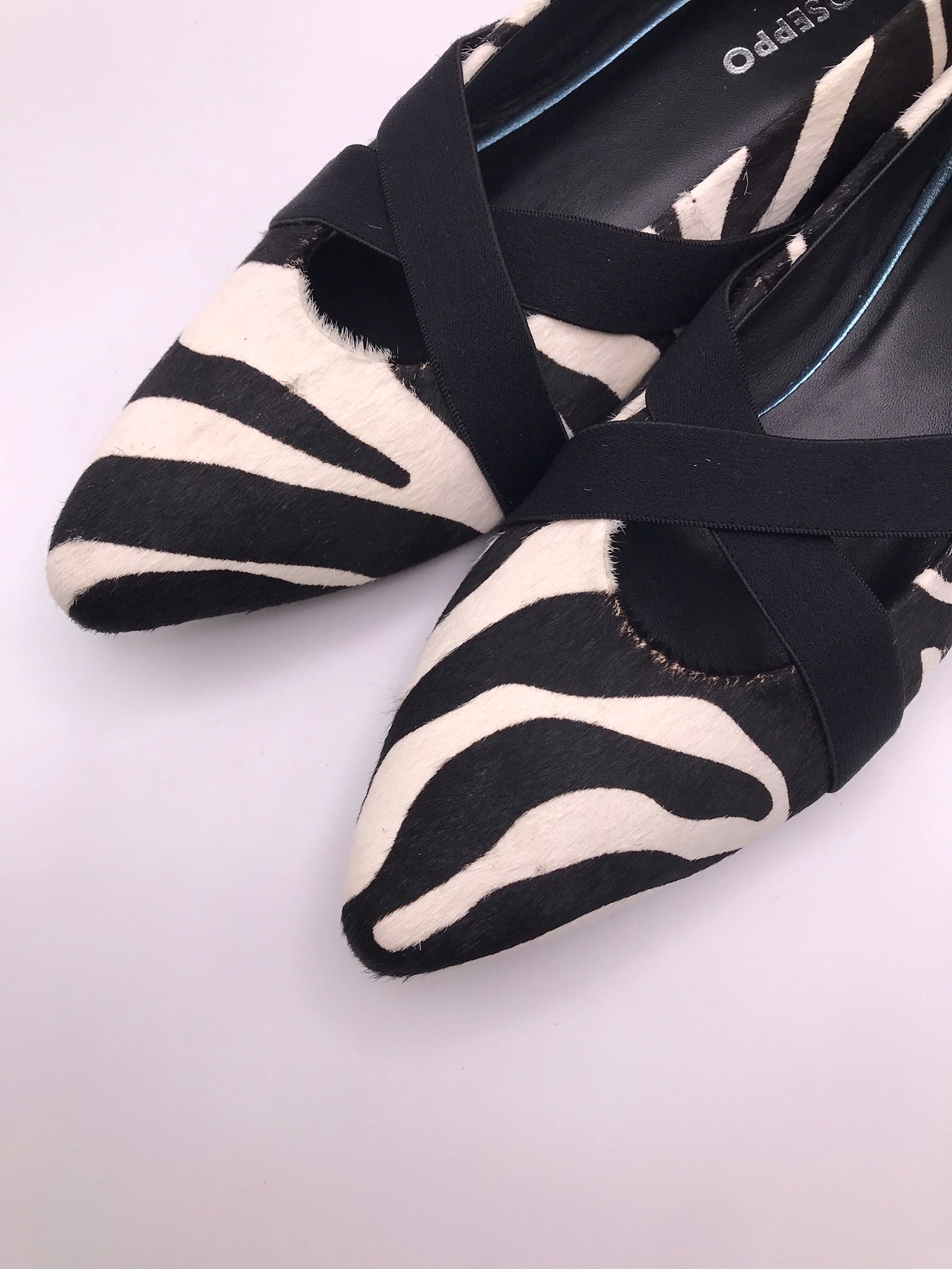 SABRINA MARY JANE GIOSEPPO ZEBRA COURO BICUDO ELÁSTICO TRANSVERSAL PRETO