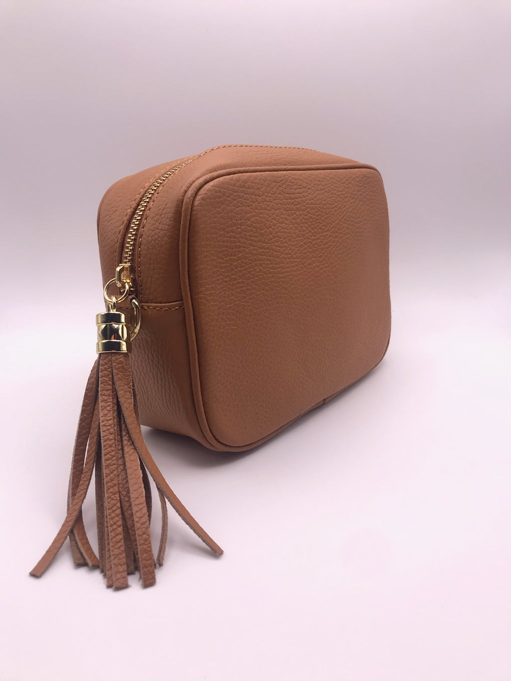 Mala de Senhora de Tiracolo, Transversal e de Ombro, em Pele Sintética com Textura de Grão, Cor Castanho Camel Tan, com Borla Tassel Decorativa e Fechos Metálicos Dourados, Estilo Câmera Bag Clássica e Elegante, Design Italiano, Perfeita para Uso Diário