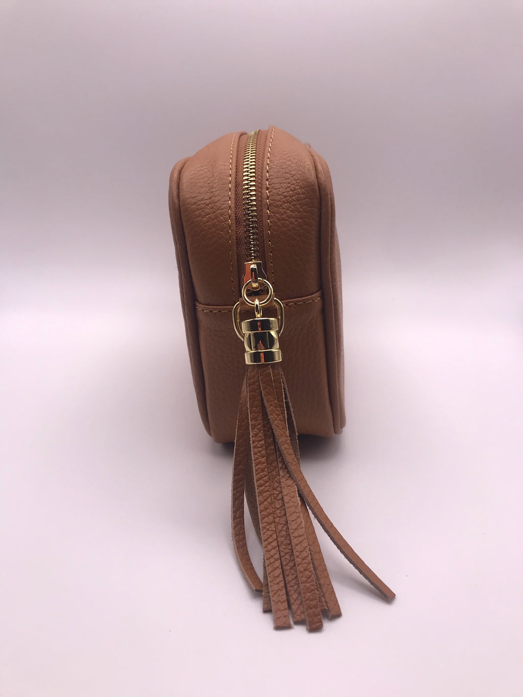 Mala de Senhora de Tiracolo, Transversal e de Ombro, em Pele Sintética com Textura de Grão, Cor Castanho Camel Tan, com Borla Tassel Decorativa e Fechos Metálicos Dourados, Estilo Câmera Bag Clássica e Elegante, Design Italiano, Perfeita para Uso Diário