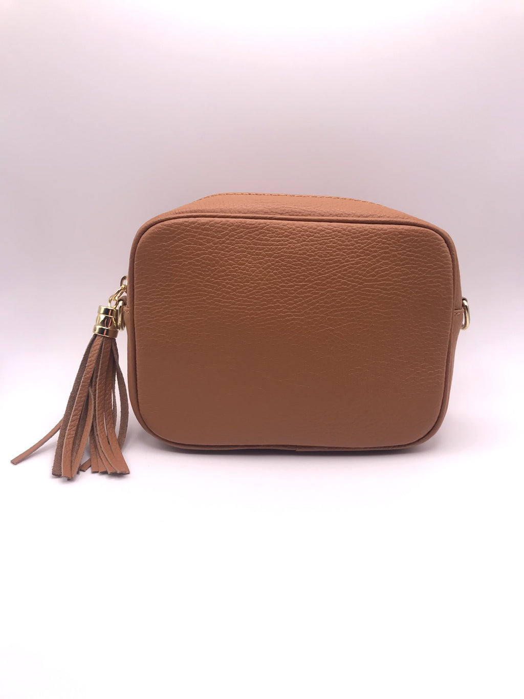 Mala de Senhora de Tiracolo, Transversal e de Ombro, em Pele Sintética com Textura de Grão, Cor Castanho Camel Tan, com Borla Tassel Decorativa e Fechos Metálicos Dourados, Estilo Câmera Bag Clássica e Elegante, Design Italiano, Perfeita para Uso Diário