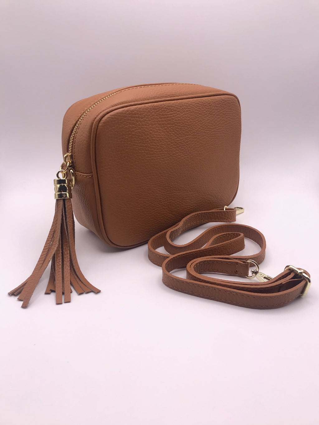 Mala de Senhora de Tiracolo, Transversal e de Ombro, em Pele Sintética com Textura de Grão, Cor Castanho Camel Tan, com Borla Tassel Decorativa e Fechos Metálicos Dourados, Estilo Câmera Bag Clássica e Elegante, Design Italiano, Perfeita para Uso Diário