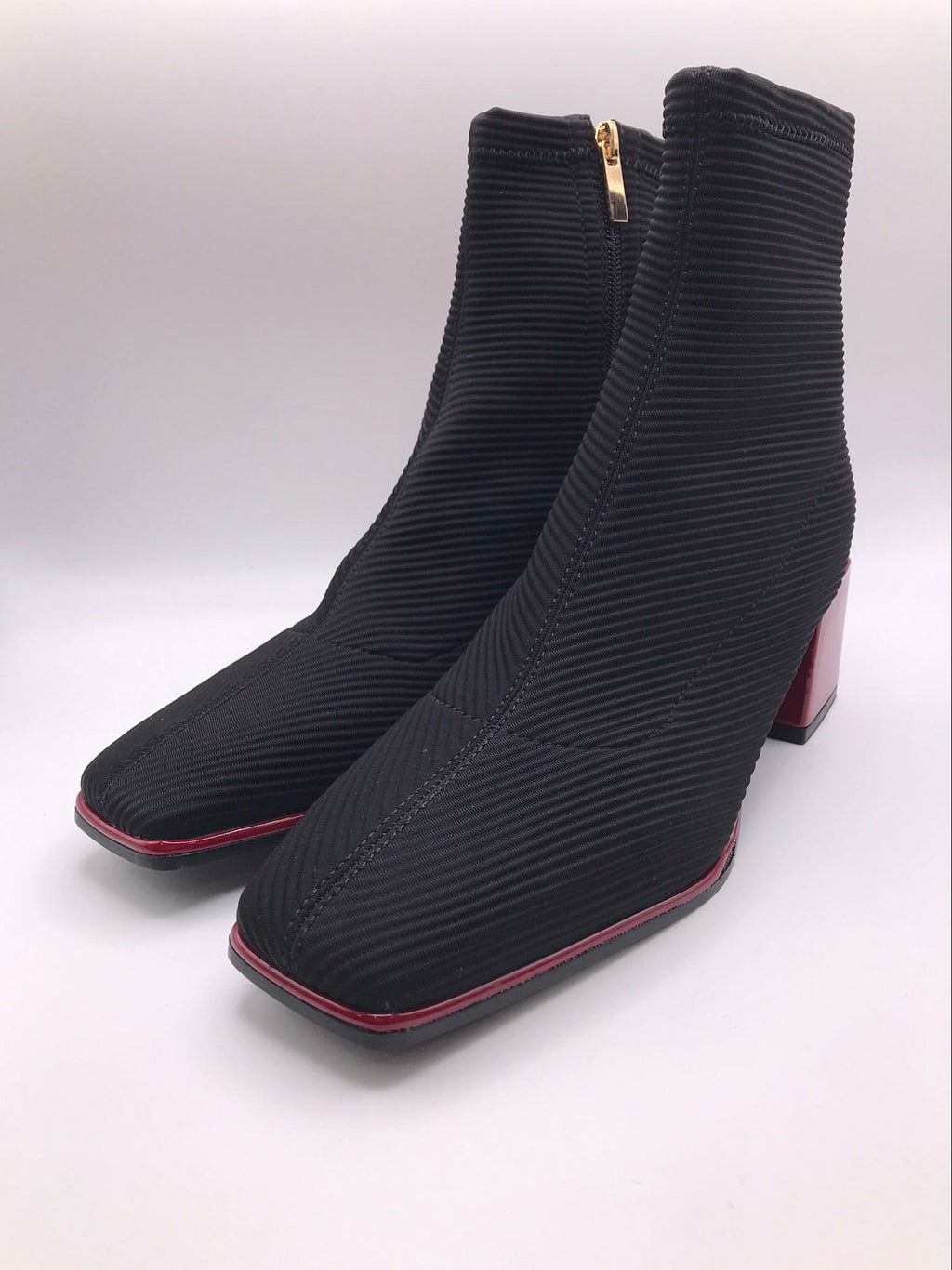 BOTA QUADRADA GIOSEPPO PRETO TECIDO CANELADO DETALHES EM VERMELHO