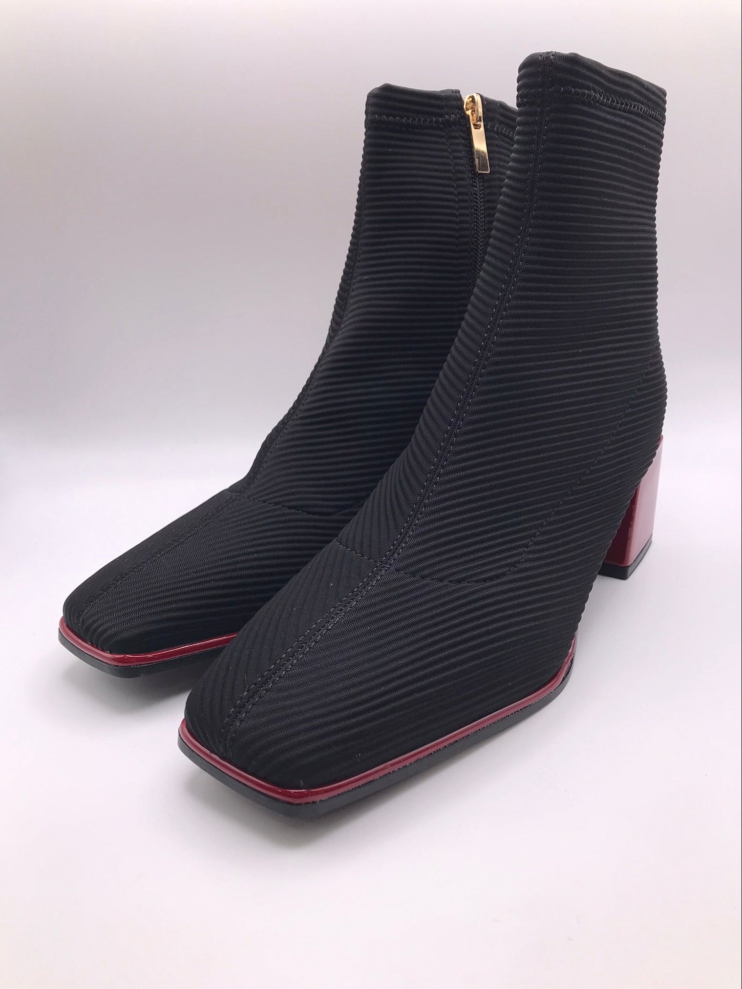 BOTA QUADRADA GIOSEPPO PRETO TECIDO CANELADO DETALHES EM VERMELHO