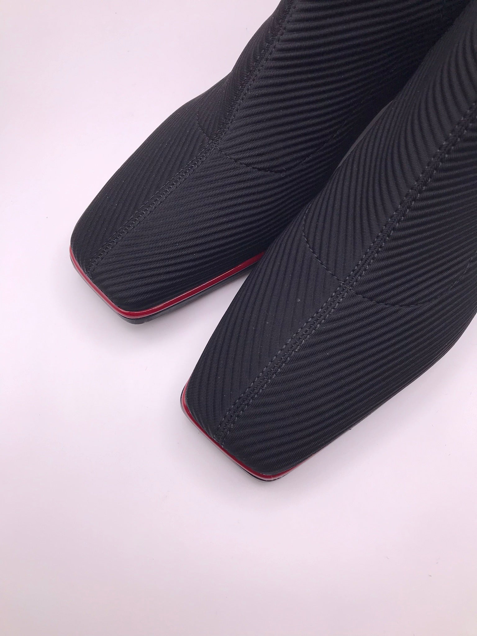 BOTA QUADRADA GIOSEPPO PRETO TECIDO CANELADO DETALHES EM VERMELHO