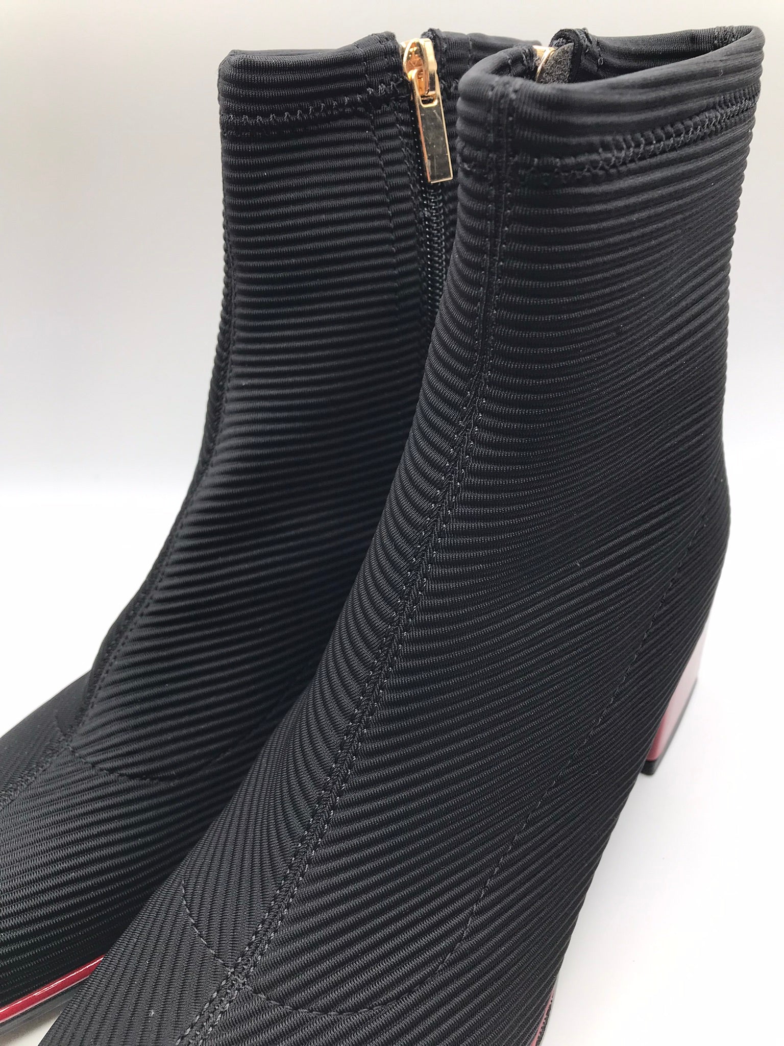 BOTA QUADRADA GIOSEPPO PRETO TECIDO CANELADO DETALHES EM VERMELHO