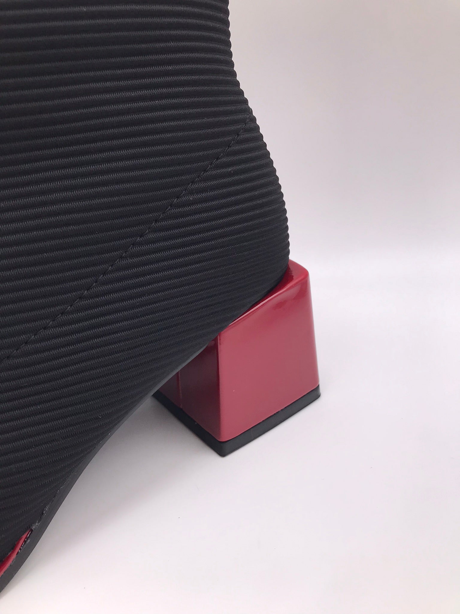 BOTA QUADRADA GIOSEPPO PRETO TECIDO CANELADO DETALHES EM VERMELHO