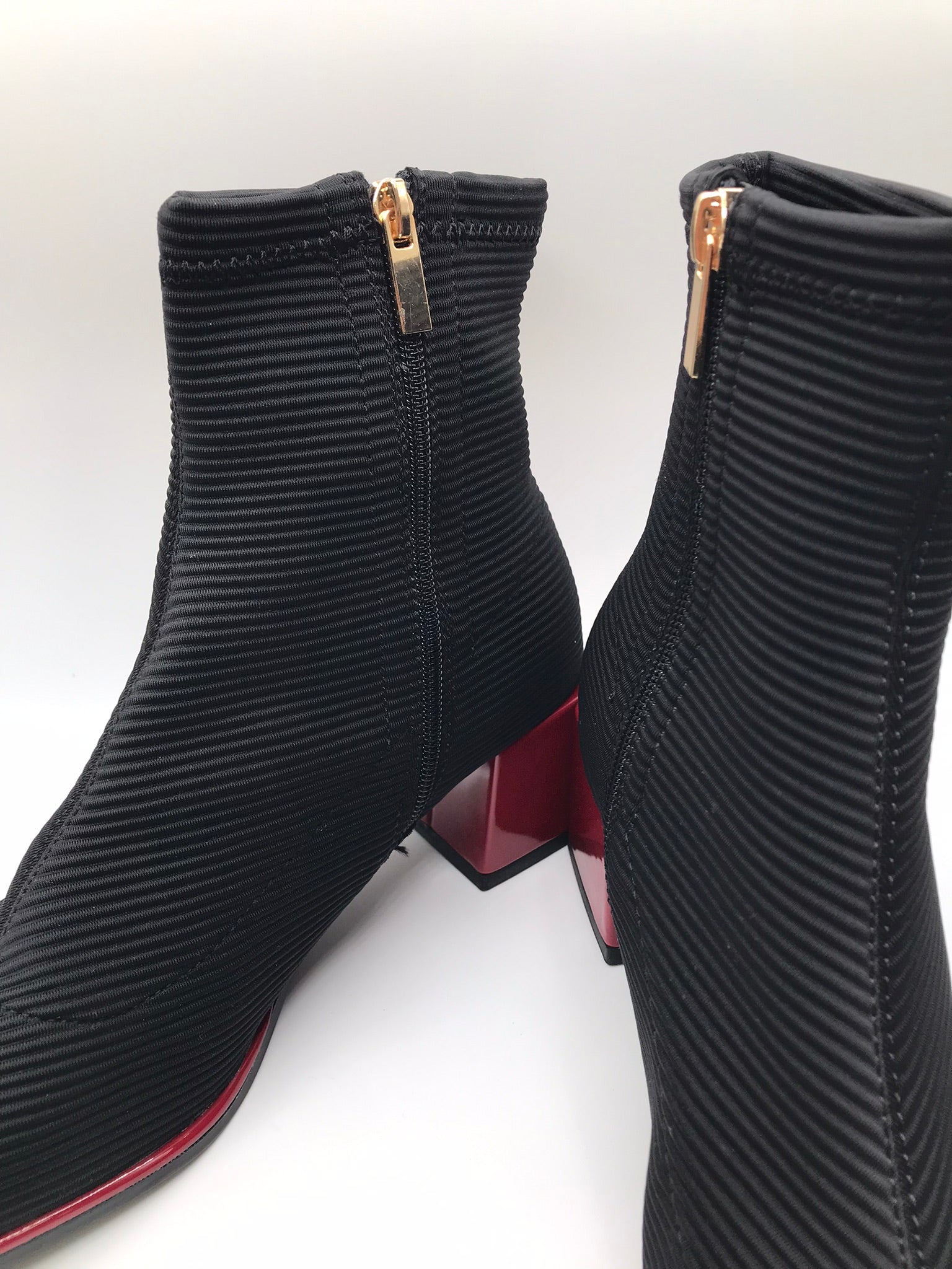 BOTA QUADRADA GIOSEPPO PRETO TECIDO CANELADO DETALHES EM VERMELHO