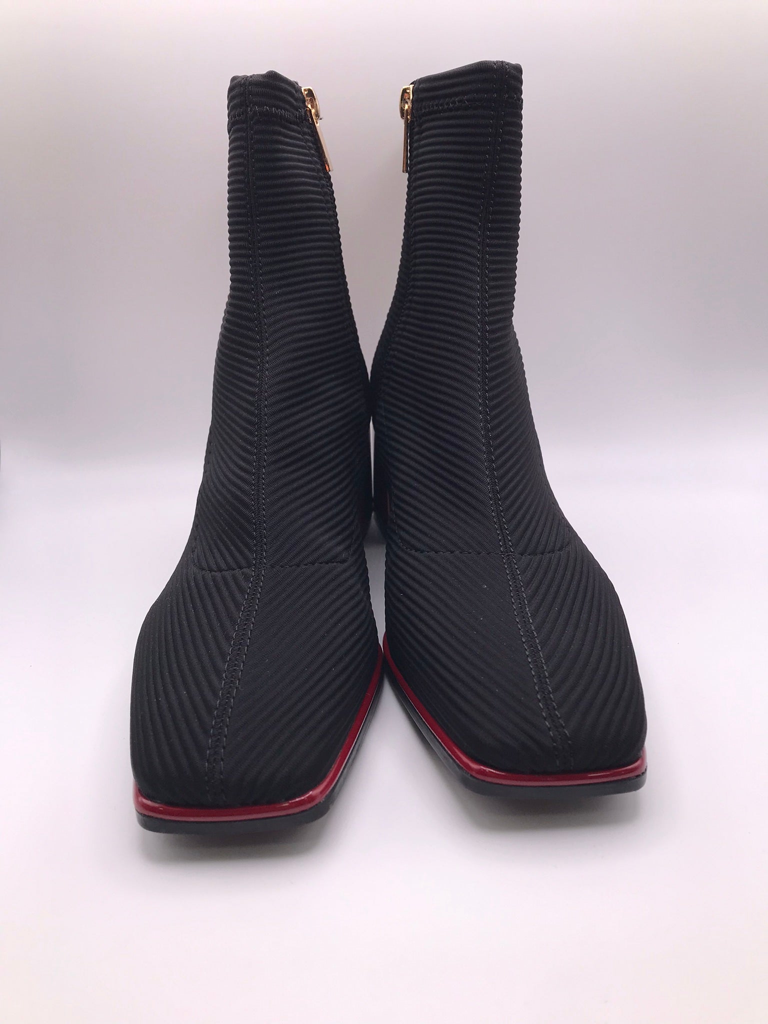 BOTA QUADRADA GIOSEPPO PRETO TECIDO CANELADO DETALHES EM VERMELHO