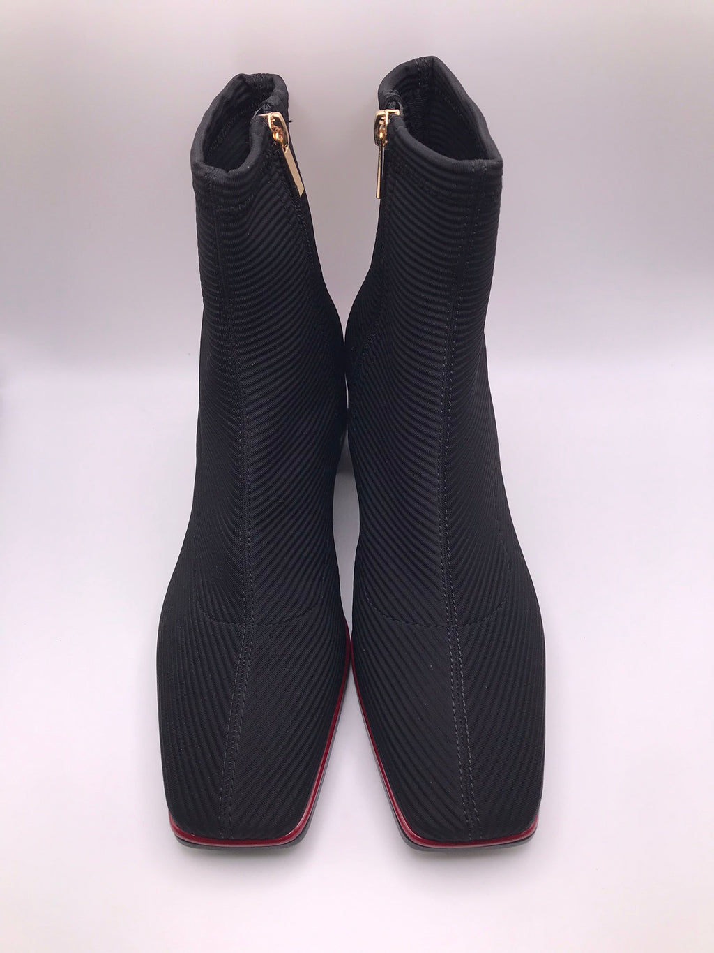 BOTA QUADRADA GIOSEPPO PRETO TECIDO CANELADO DETALHES EM VERMELHO