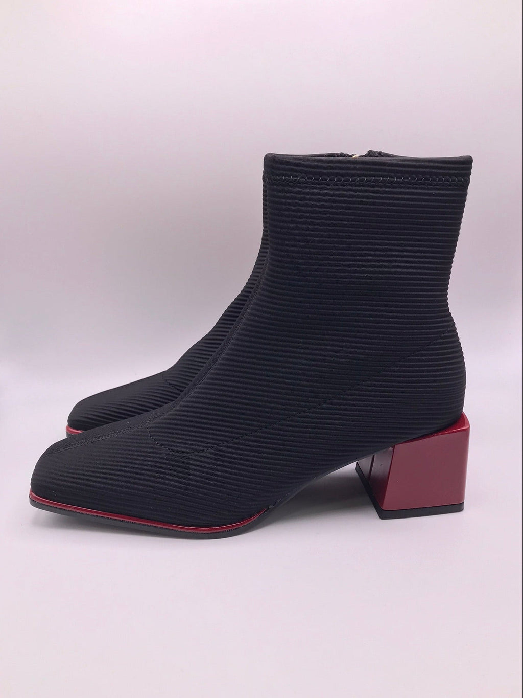 BOTA QUADRADA GIOSEPPO PRETO TECIDO CANELADO DETALHES EM VERMELHO