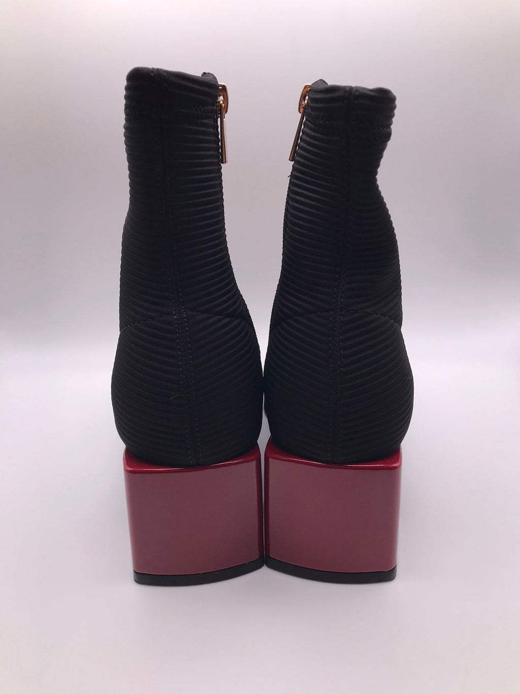 BOTA QUADRADA GIOSEPPO PRETO TECIDO CANELADO DETALHES EM VERMELHO
