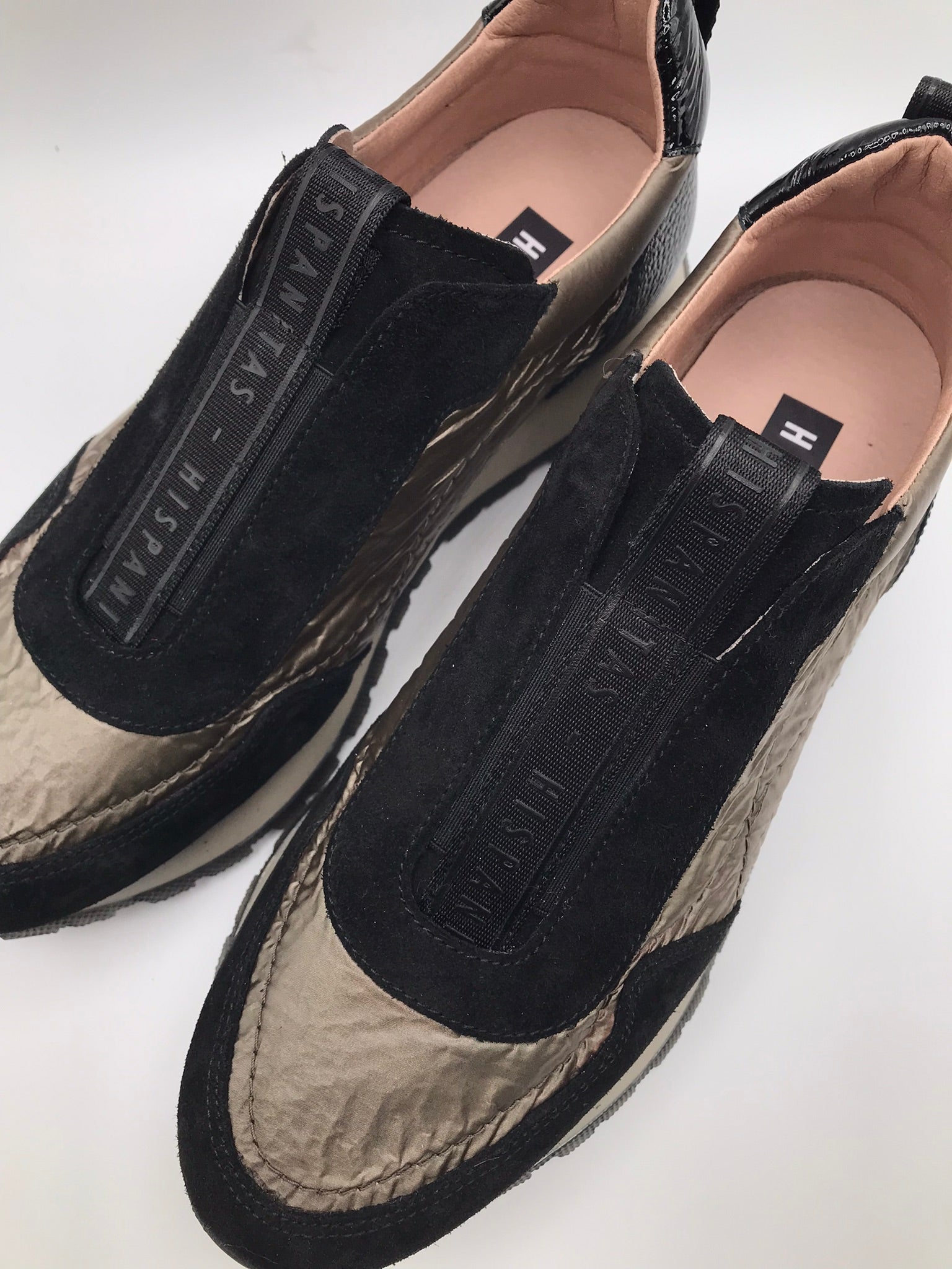 MOCASSIM PLATAFORMA HISPANITAS PRETO COURO ELÁSTICO FRONTAL DETALHES EM CAMURÇA