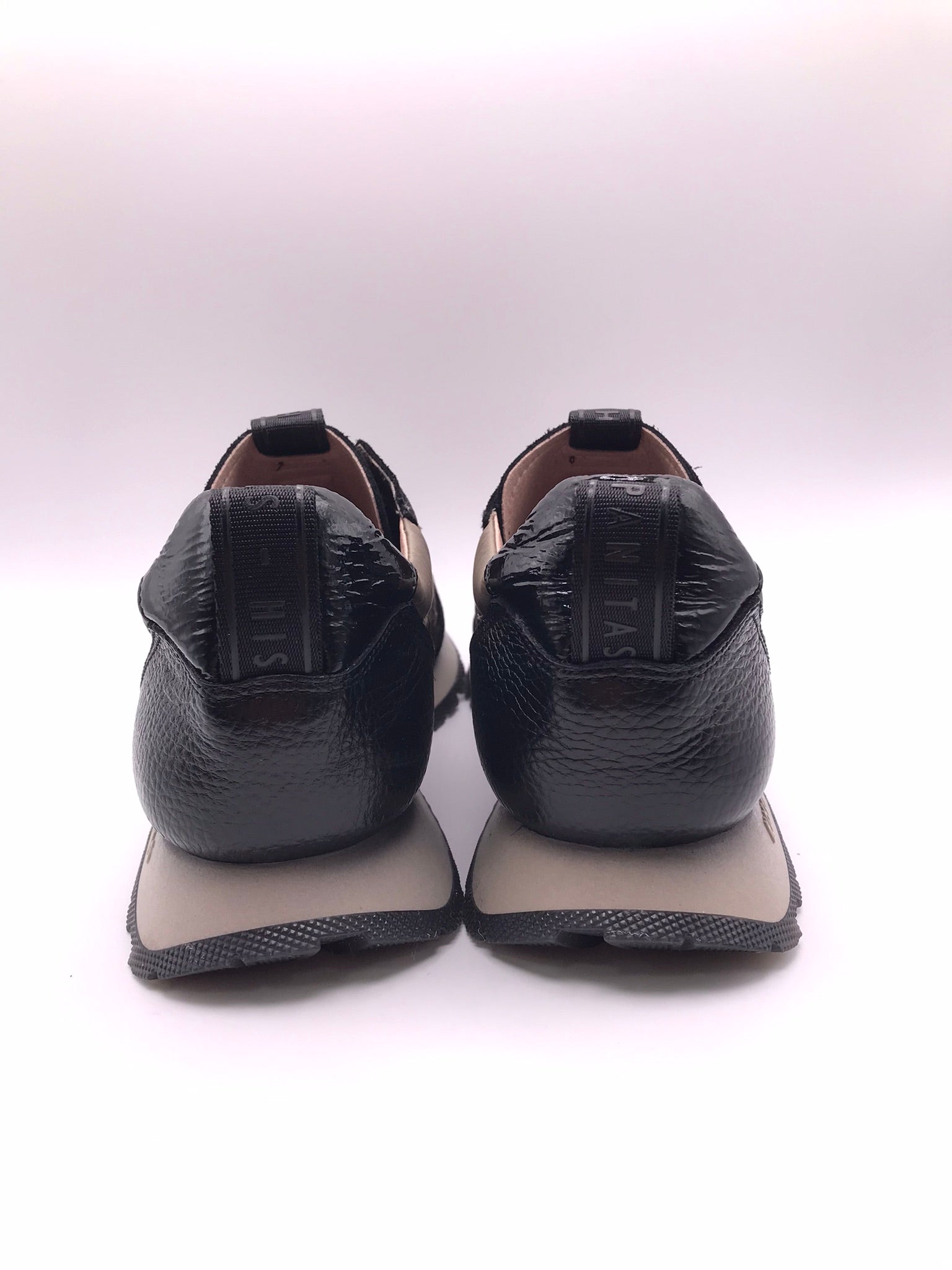 MOCASSIM PLATAFORMA HISPANITAS PRETO COURO ELÁSTICO FRONTAL DETALHES EM CAMURÇA