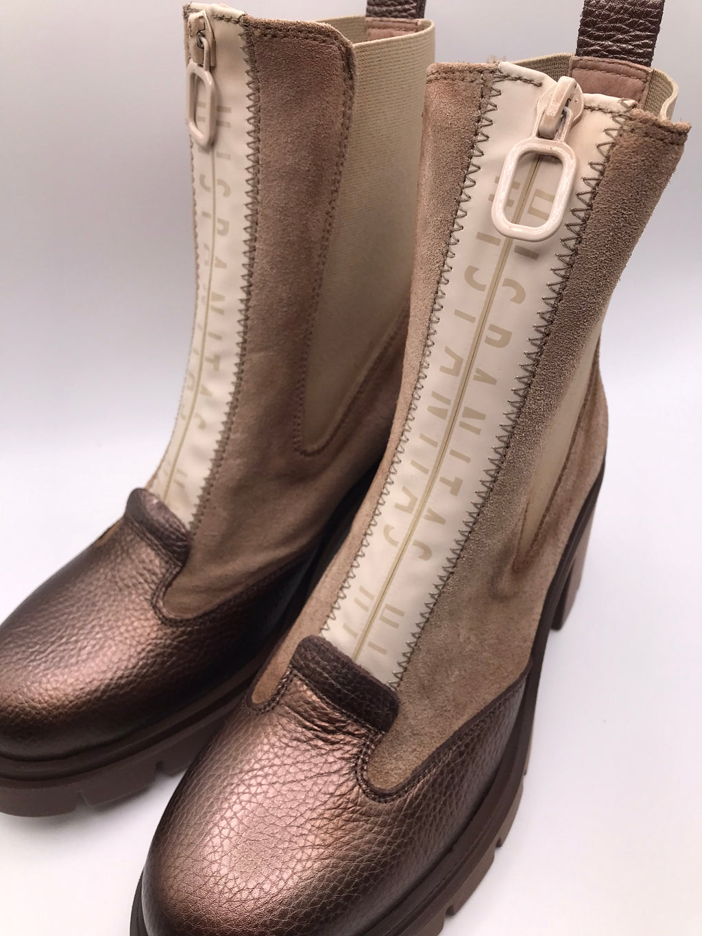 BOTA SALTO HISPANITAS CASTANHO COBRE CAMURÇA ZIPER FRONTAL BEGE
