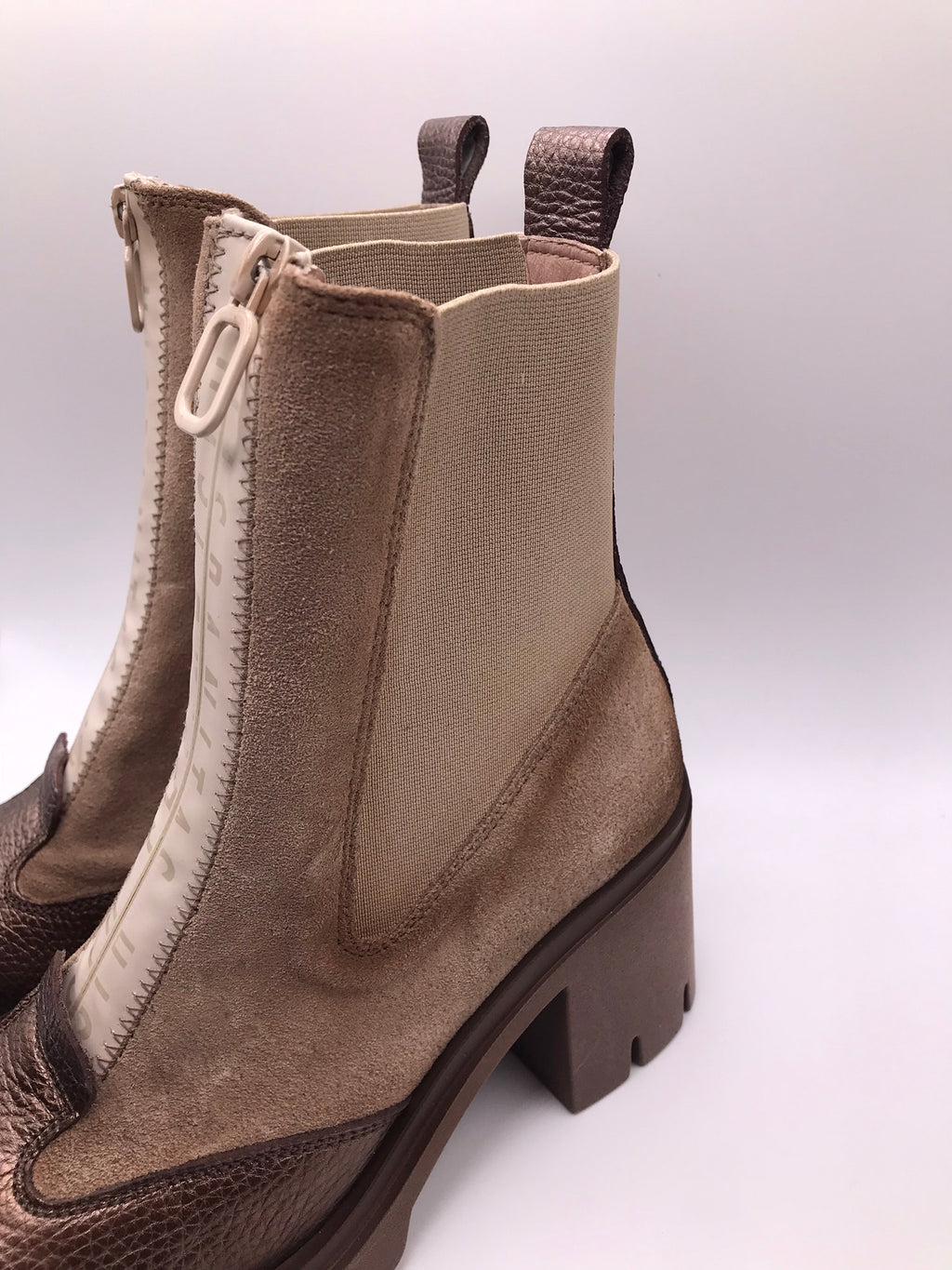 BOTA SALTO HISPANITAS CASTANHO COBRE CAMURÇA ZIPER FRONTAL BEGE