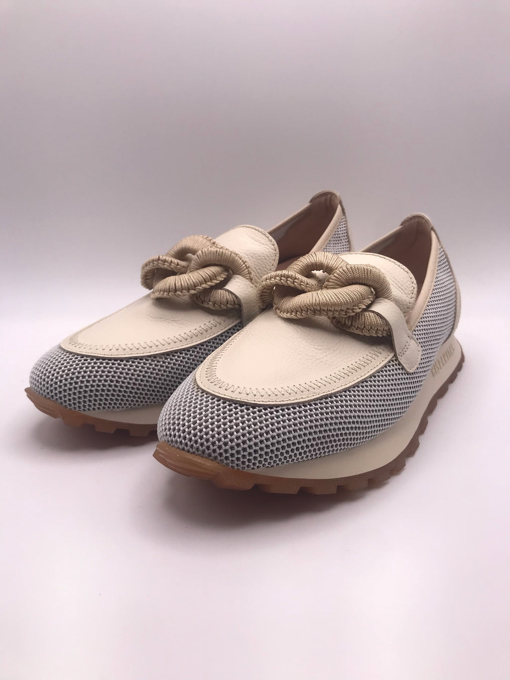 Mocassins Hispanitas Mulher Creme; Sapatos Mocasins Desportivos em Pele com Malha Respirável e Detalhe de Corrente Intercalada Confortáveis