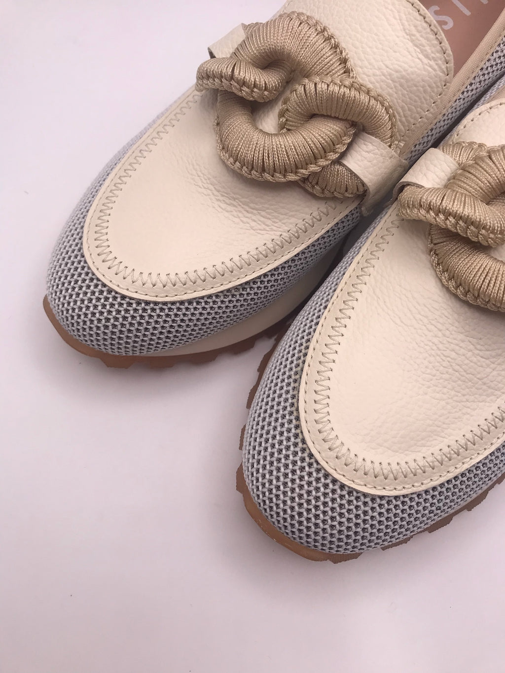 Mocassins Hispanitas Mulher Creme; Sapatos Mocasins Desportivos em Pele com Malha Respirável e Detalhe de Corrente Intercalada Confortáveis