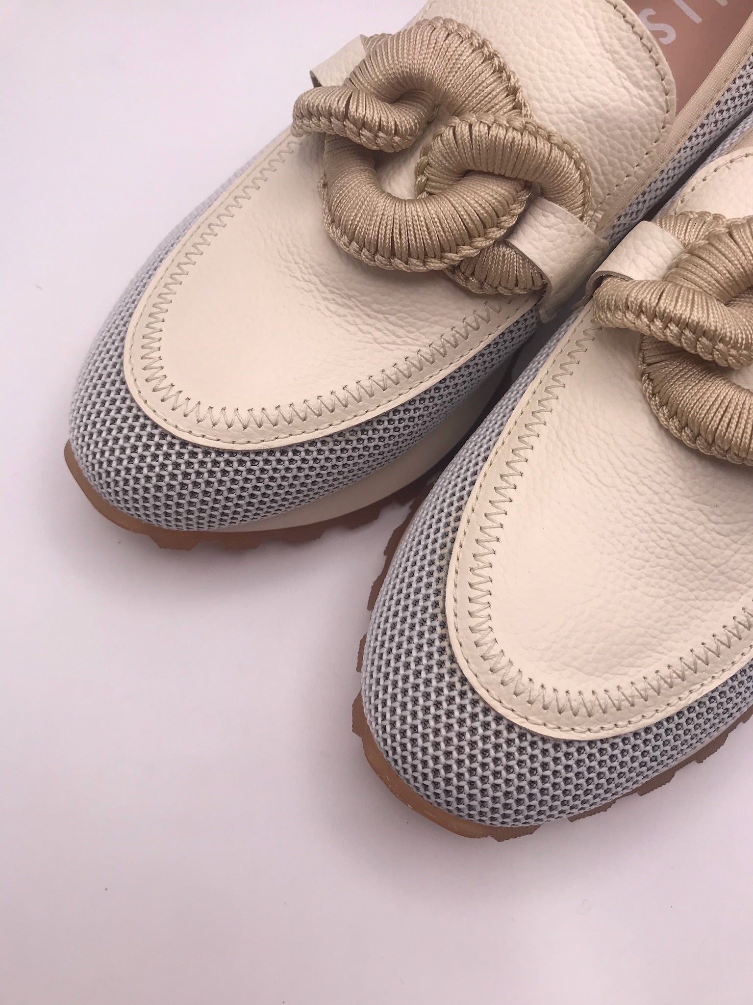 MOCASSIM PLATAFORMA HISPANITAS CREME COURO TECIDO APLICAÇÃO BEGE CIRCULAR CORDAS