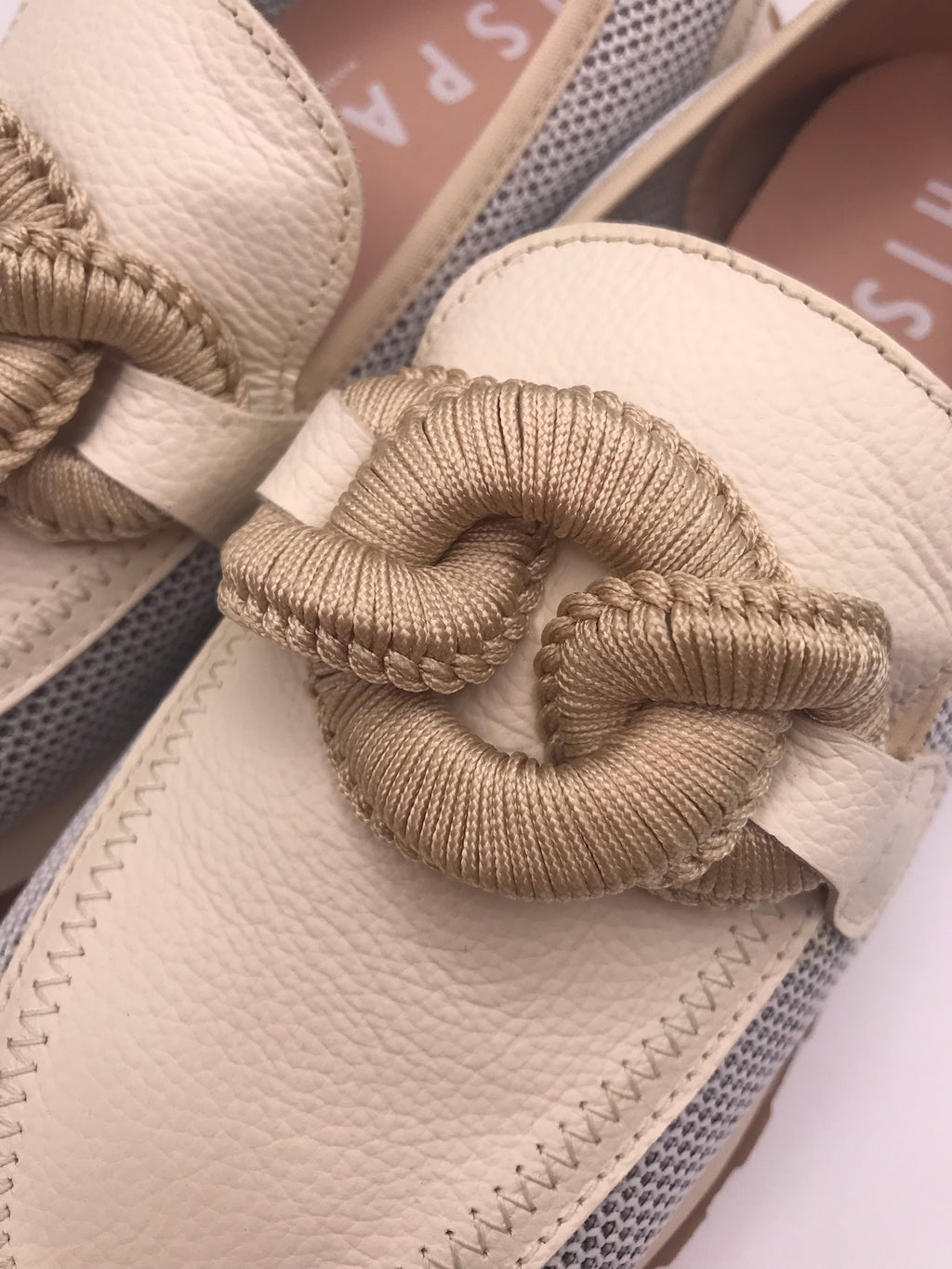 Mocassins Hispanitas Mulher Creme; Sapatos Mocasins Desportivos em Pele com Malha Respirável e Detalhe de Corrente Intercalada Confortáveis