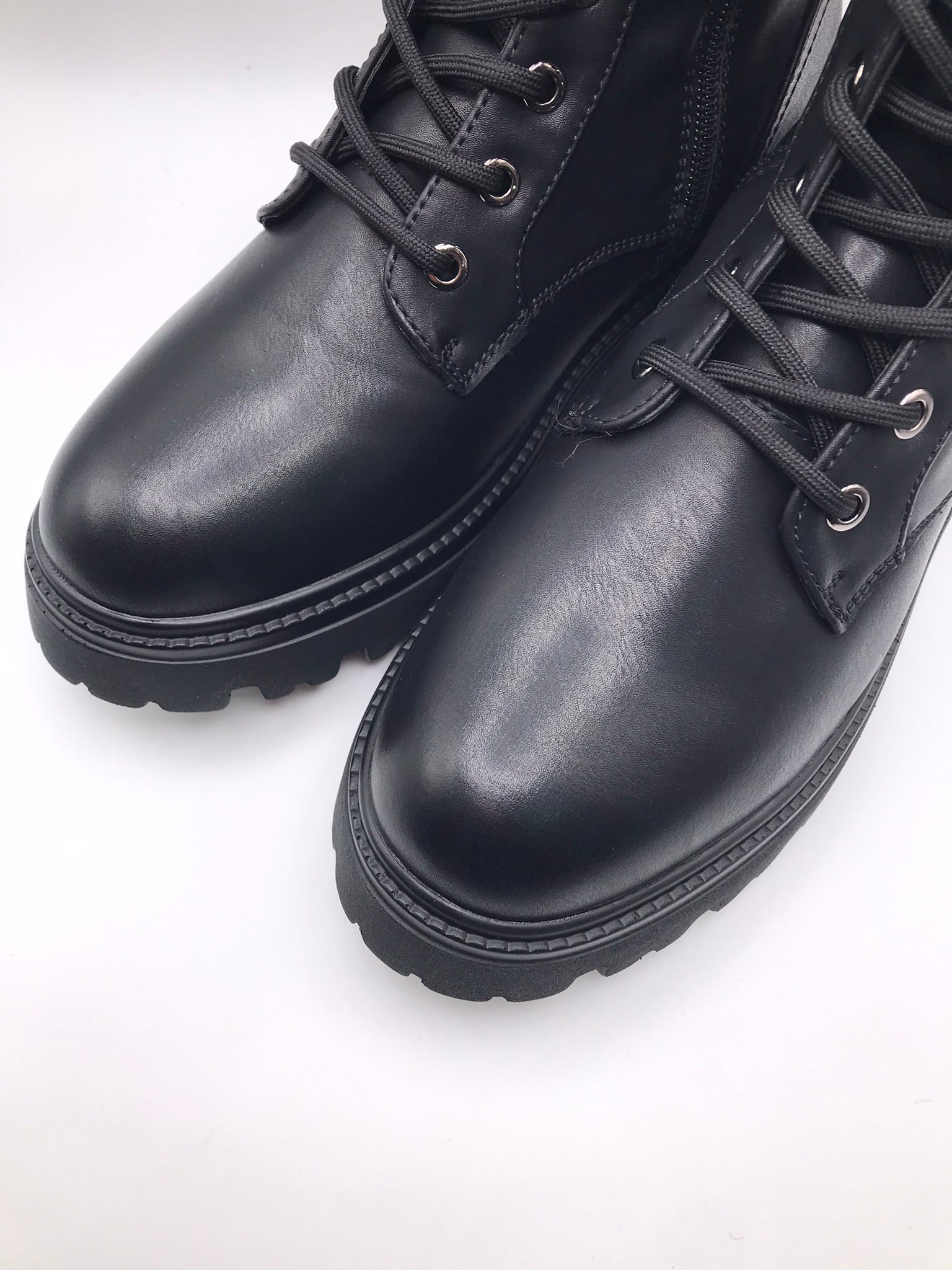 BOTA COTURNO XTI PRETO ECO PELE CANO ALTO ATACADOR ZIPER PUXADOR TRASEIRO