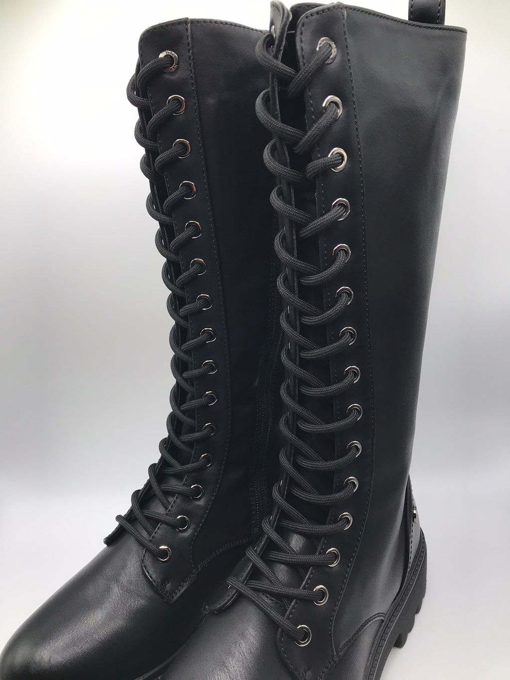 BOTA COTURNO XTI PRETO ECO PELE CANO ALTO ATACADOR ZIPER PUXADOR TRASEIRO