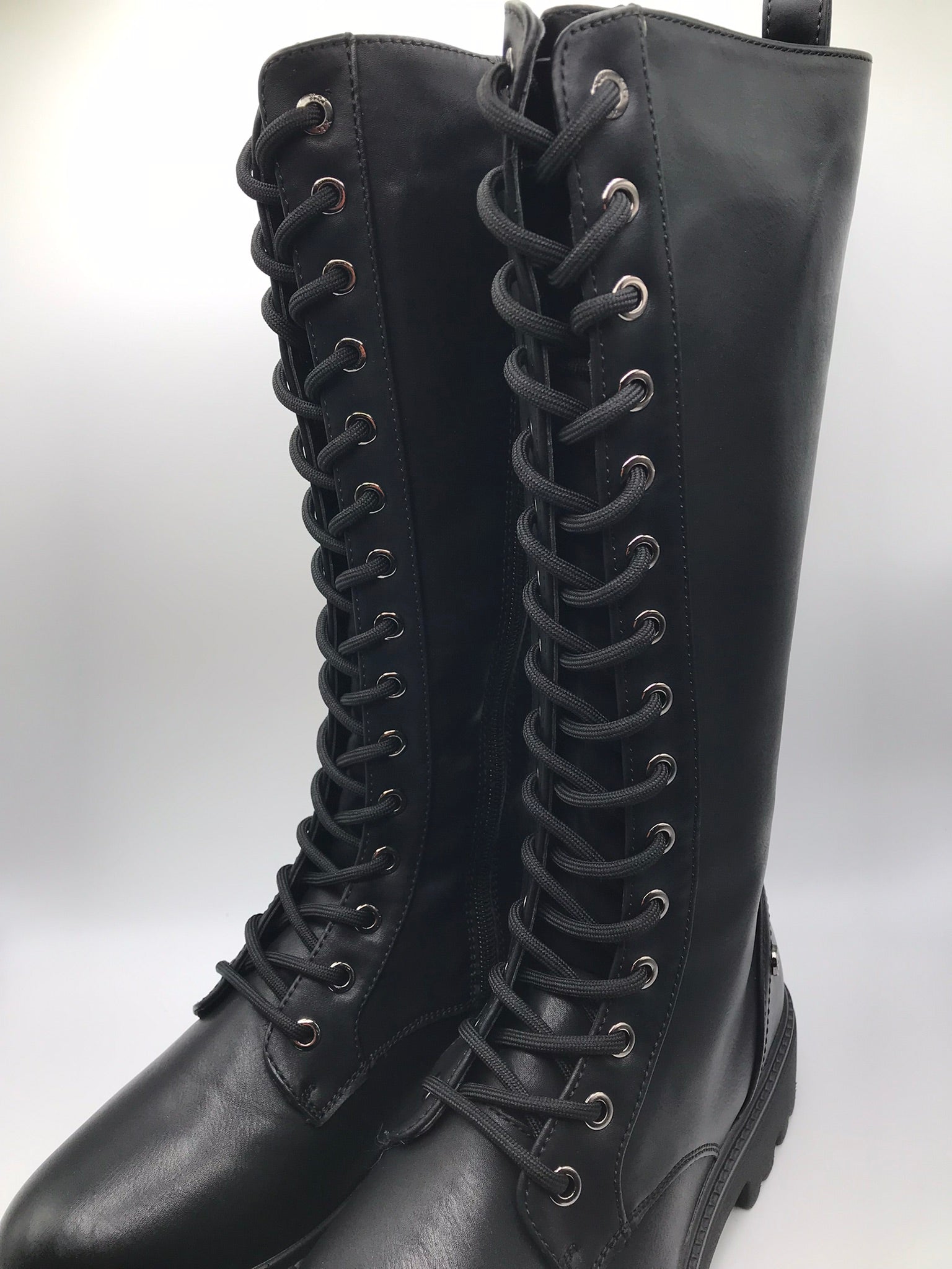 BOTA COTURNO XTI PRETO ECO PELE CANO ALTO ATACADOR ZIPER PUXADOR TRASEIRO