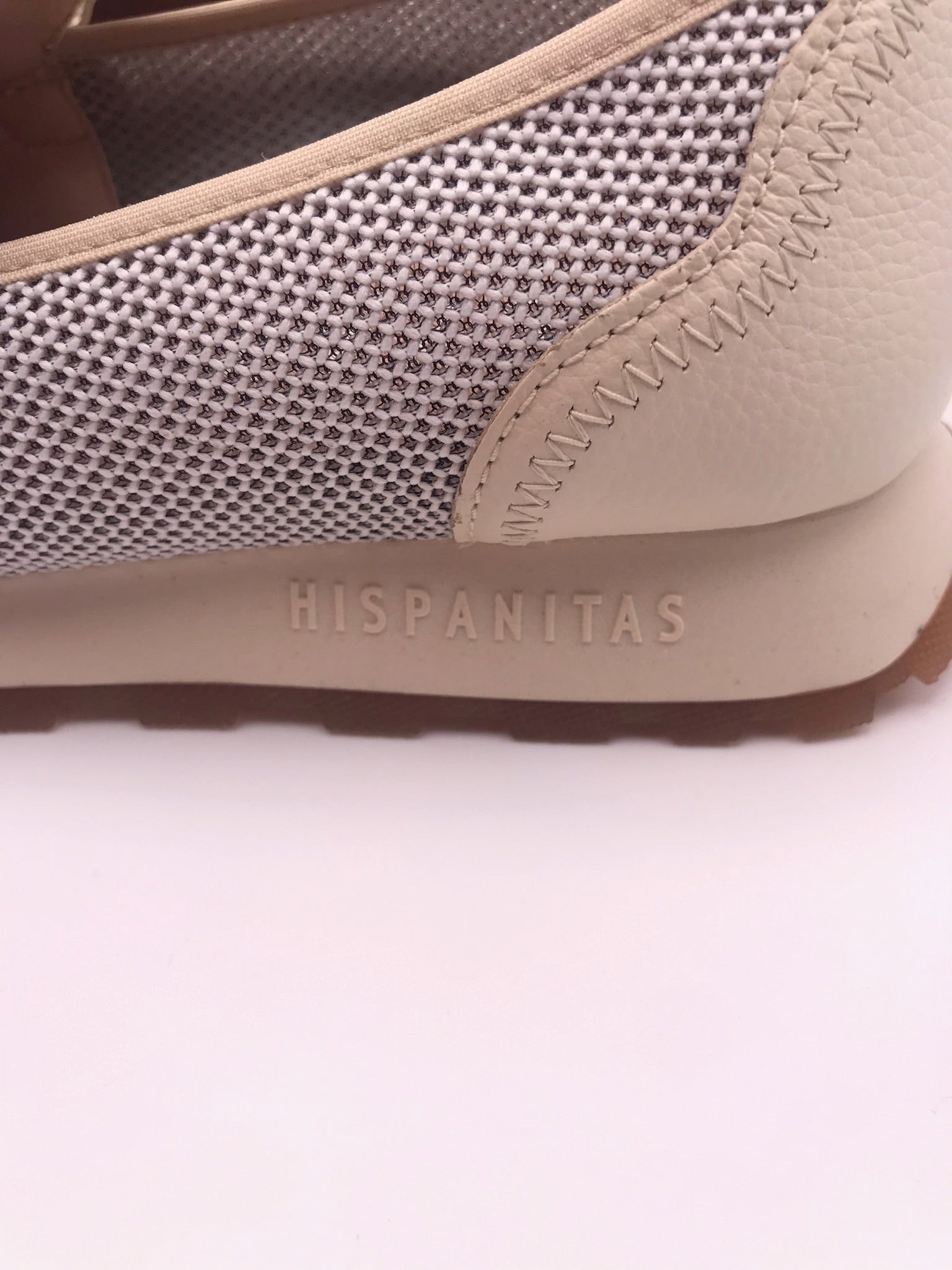 Mocassins Hispanitas Mulher Creme; Sapatos Mocasins Desportivos em Pele com Malha Respirável e Detalhe de Corrente Intercalada Confortáveis