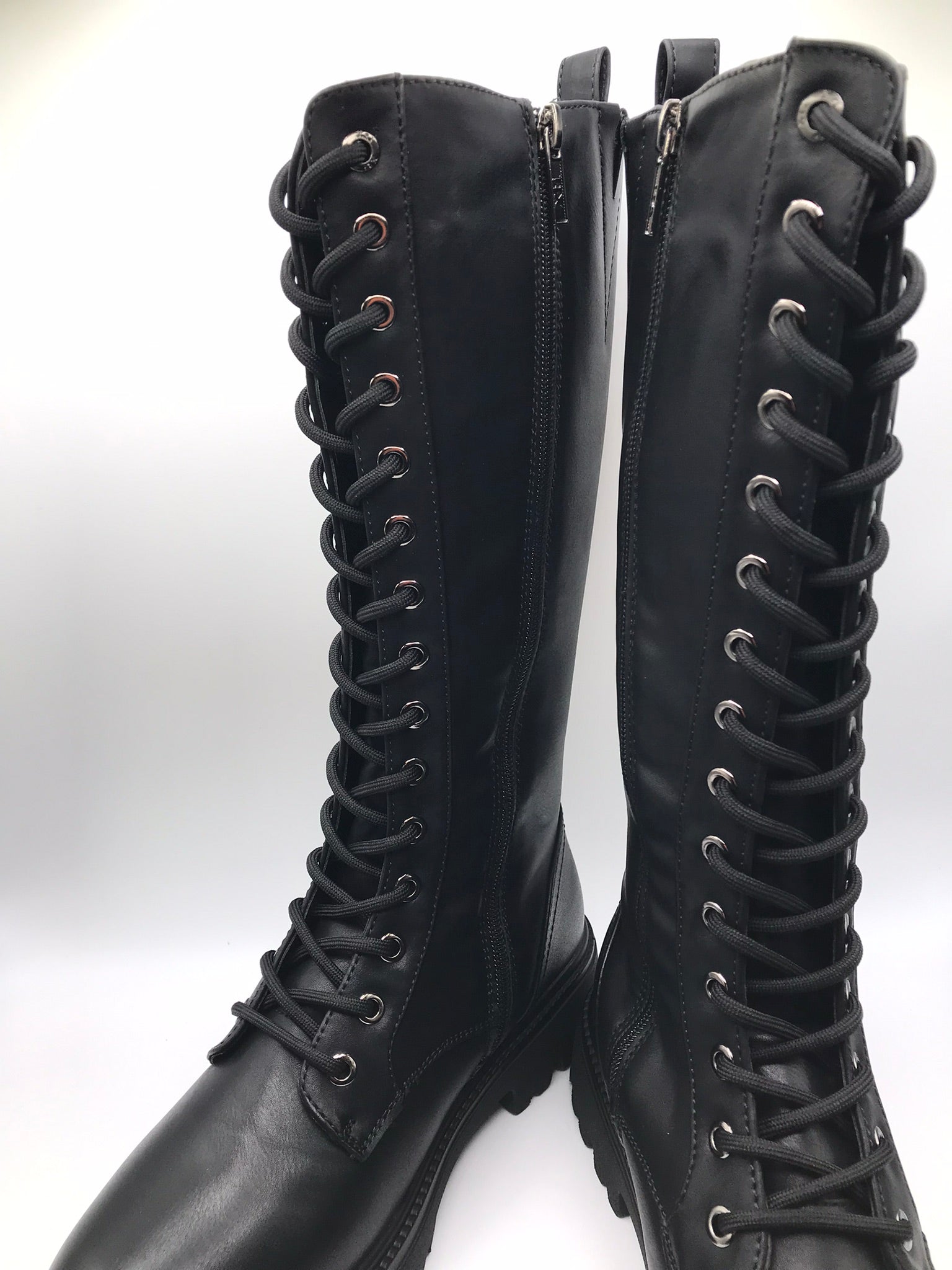 BOTA COTURNO XTI PRETO ECO PELE CANO ALTO ATACADOR ZIPER PUXADOR TRASEIRO