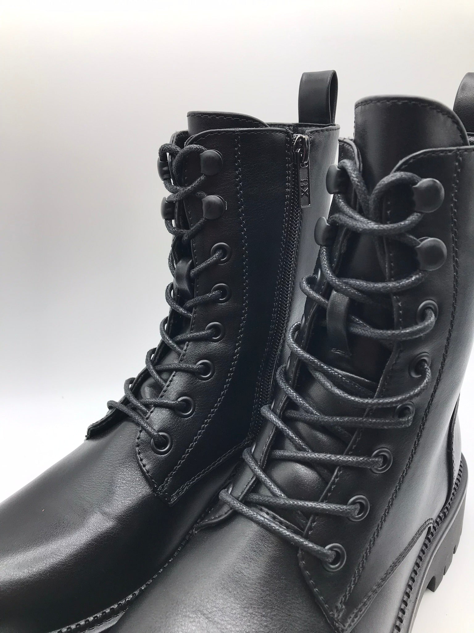 BOTA COTURNO XTI PRETO ECO PELE ATACADOR ZIPER PUXADOR TRASEIRO
