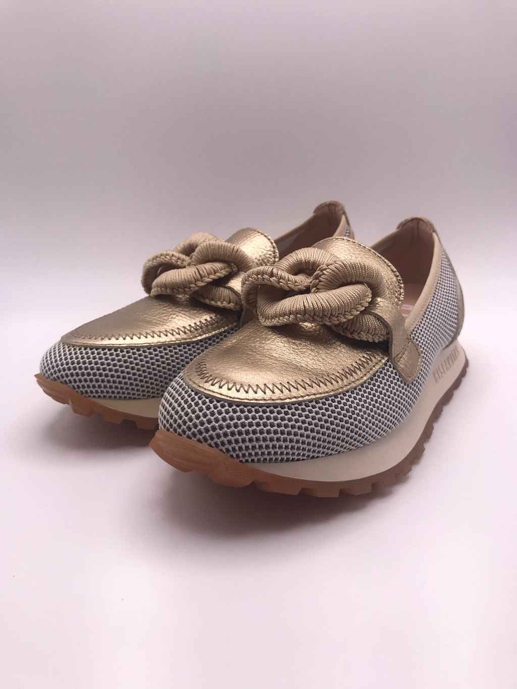 Mocassins Hispanitas Mulher Dourado; Sapatos Mocasins Desportivos em Pele com Malha Respirável e Detalhe de Corrente Intercalada Confortáveis